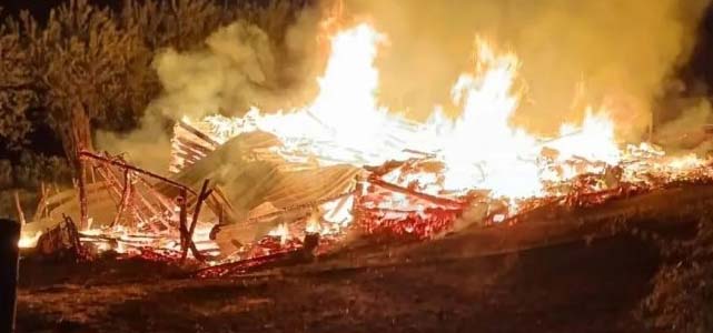 Alaçam'da ahşap ev yangında kül oldu