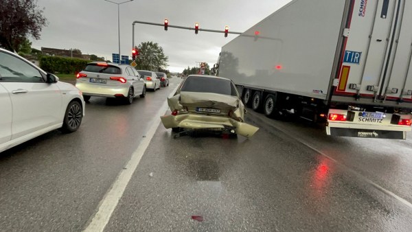 Samsun'da ışıkta duran otomobile çarptı 2 yaralı
