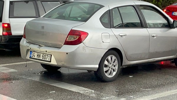 Samsun'da ışıkta duran otomobile çarptı 2 yaralı