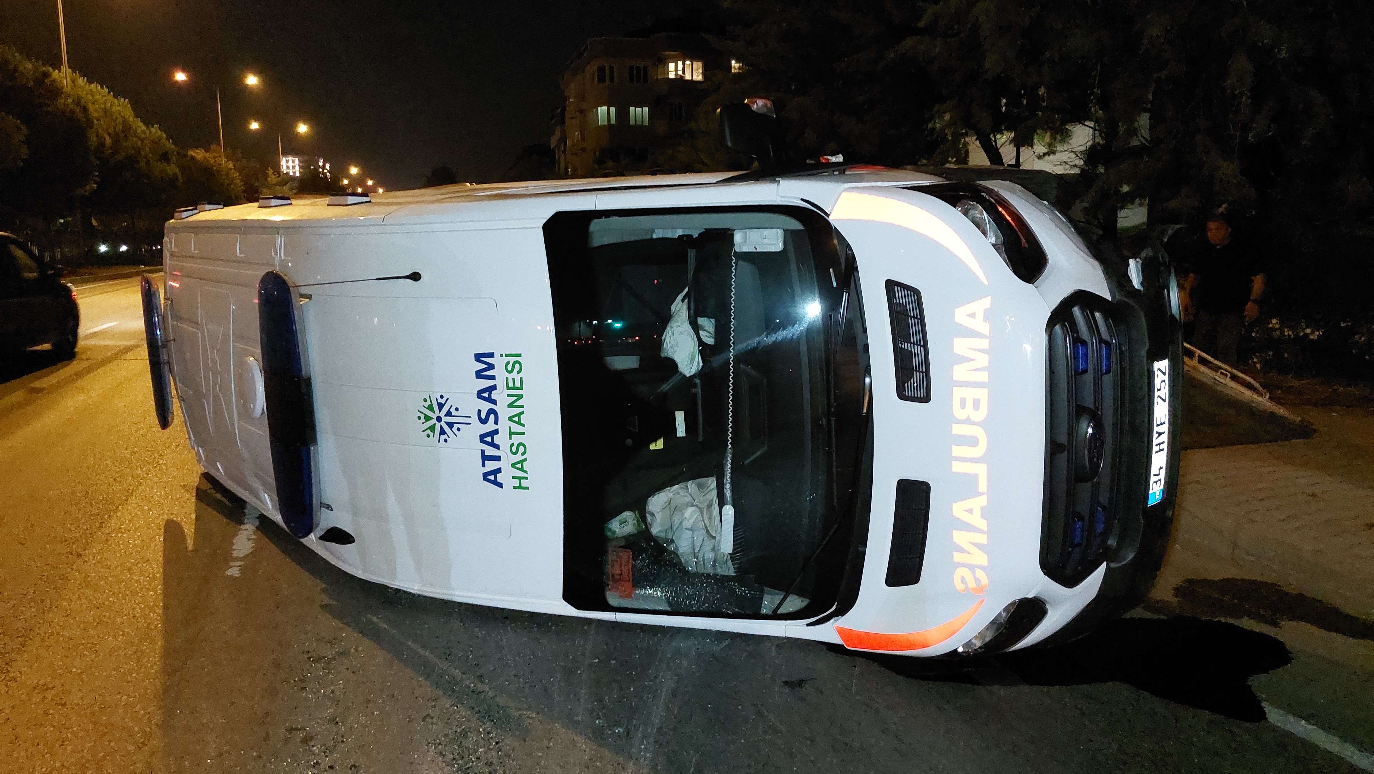 Samsun'da ambulansla çarpışan araç pert oldu 