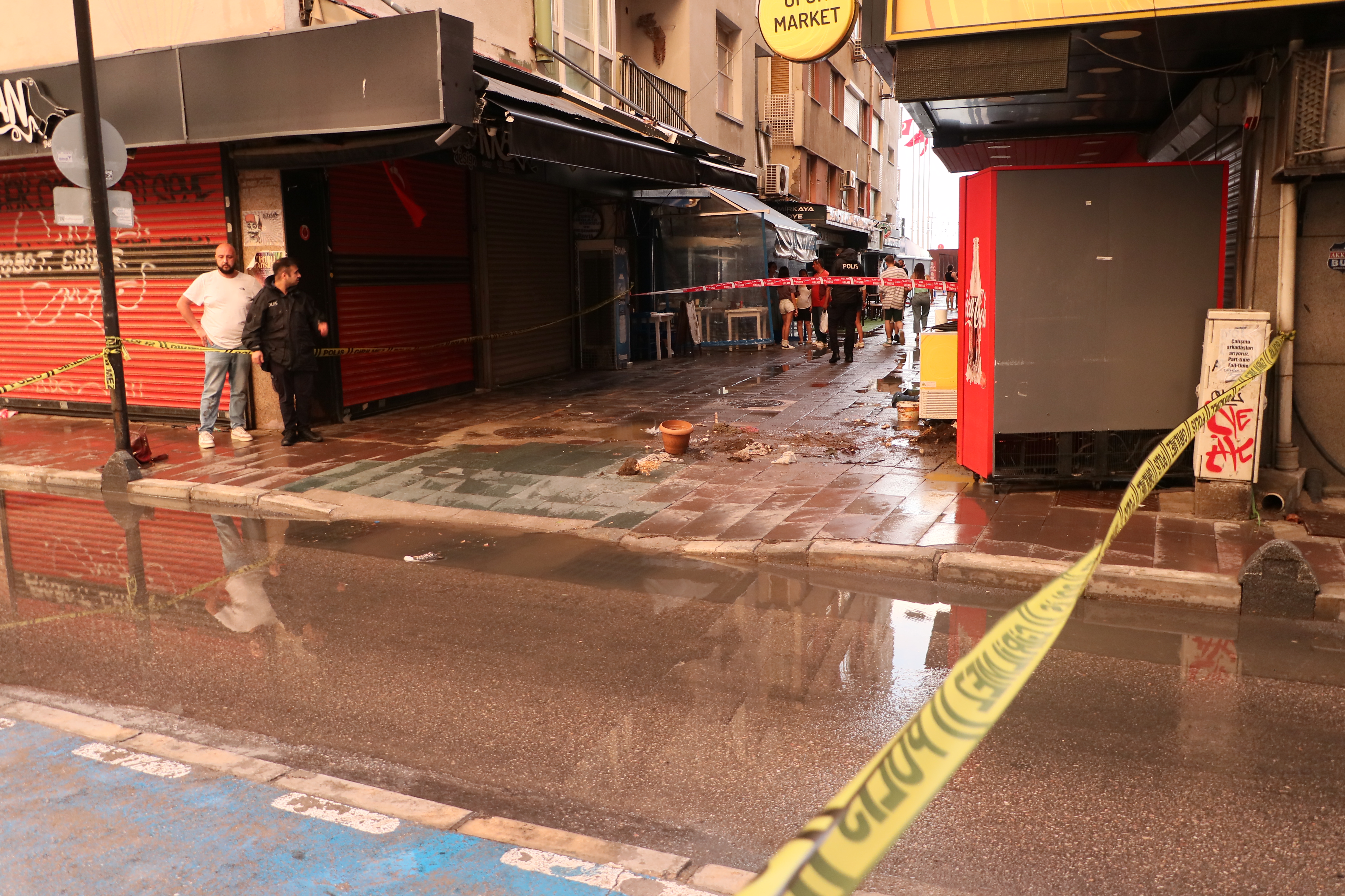 İzmir'de sağanaktan kaçarken ölüme yakalandılar