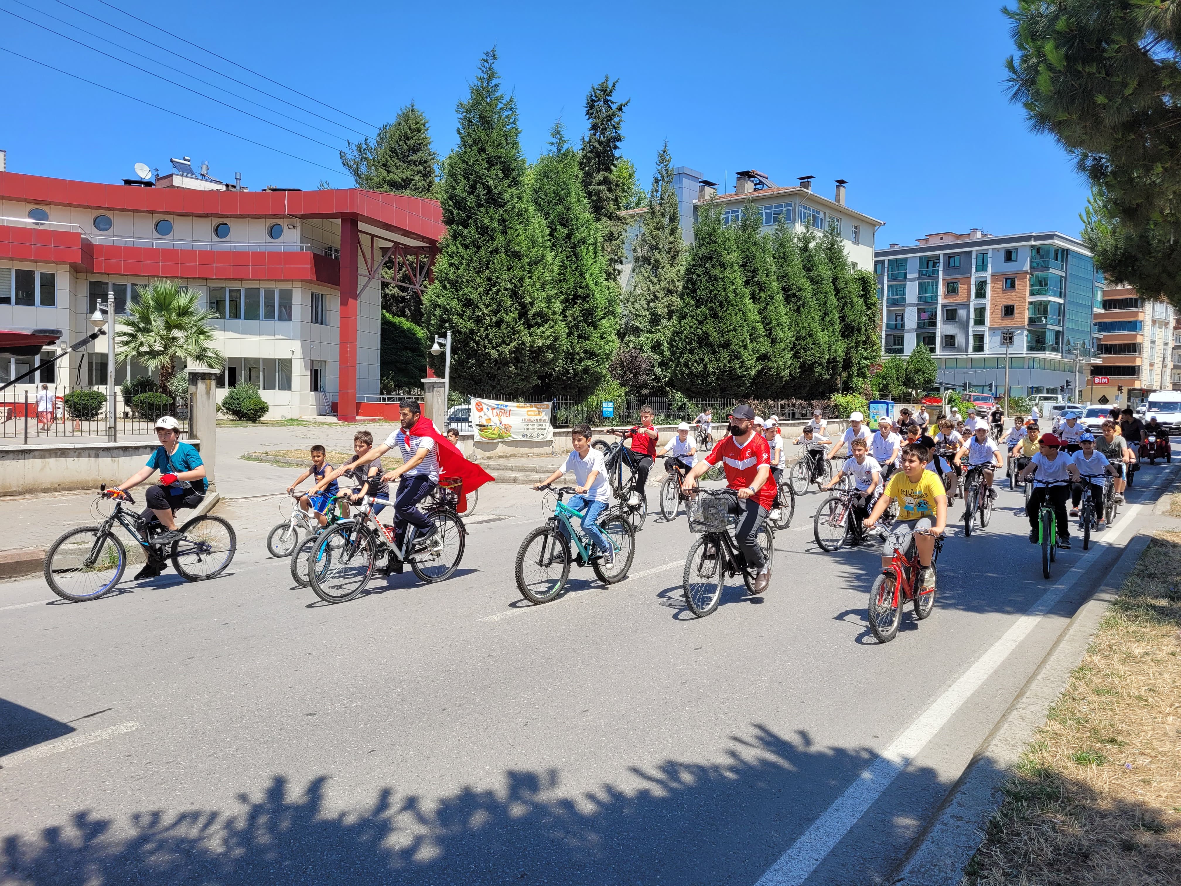 Samsun'un Tekkeköy İlçesi'nde gençlerden 15 Temmuz bisiklet turu 