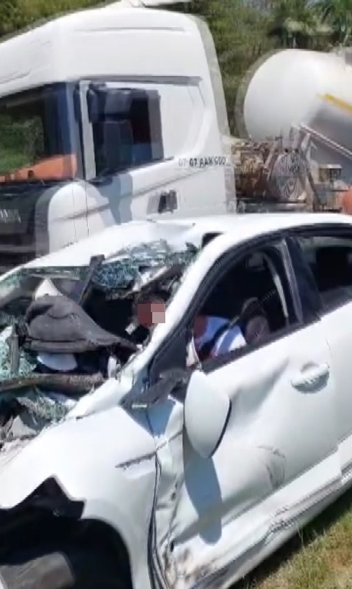 Antalya'nın Alanya İlçesi'nde otomobil kamyonete çarptı: 3 Yaralı