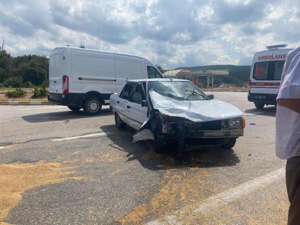 Samsun'da traktör ile otomobil çarpıştı buğdaylar yola saçıldı