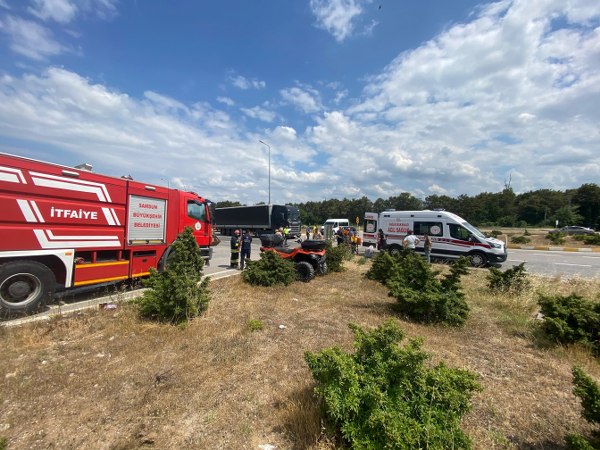 Samsun'da traktör ile otomobil çarpıştı buğdaylar yola saçıldı