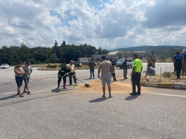 Samsun'da traktör ile otomobil çarpıştı buğdaylar yola saçıldı