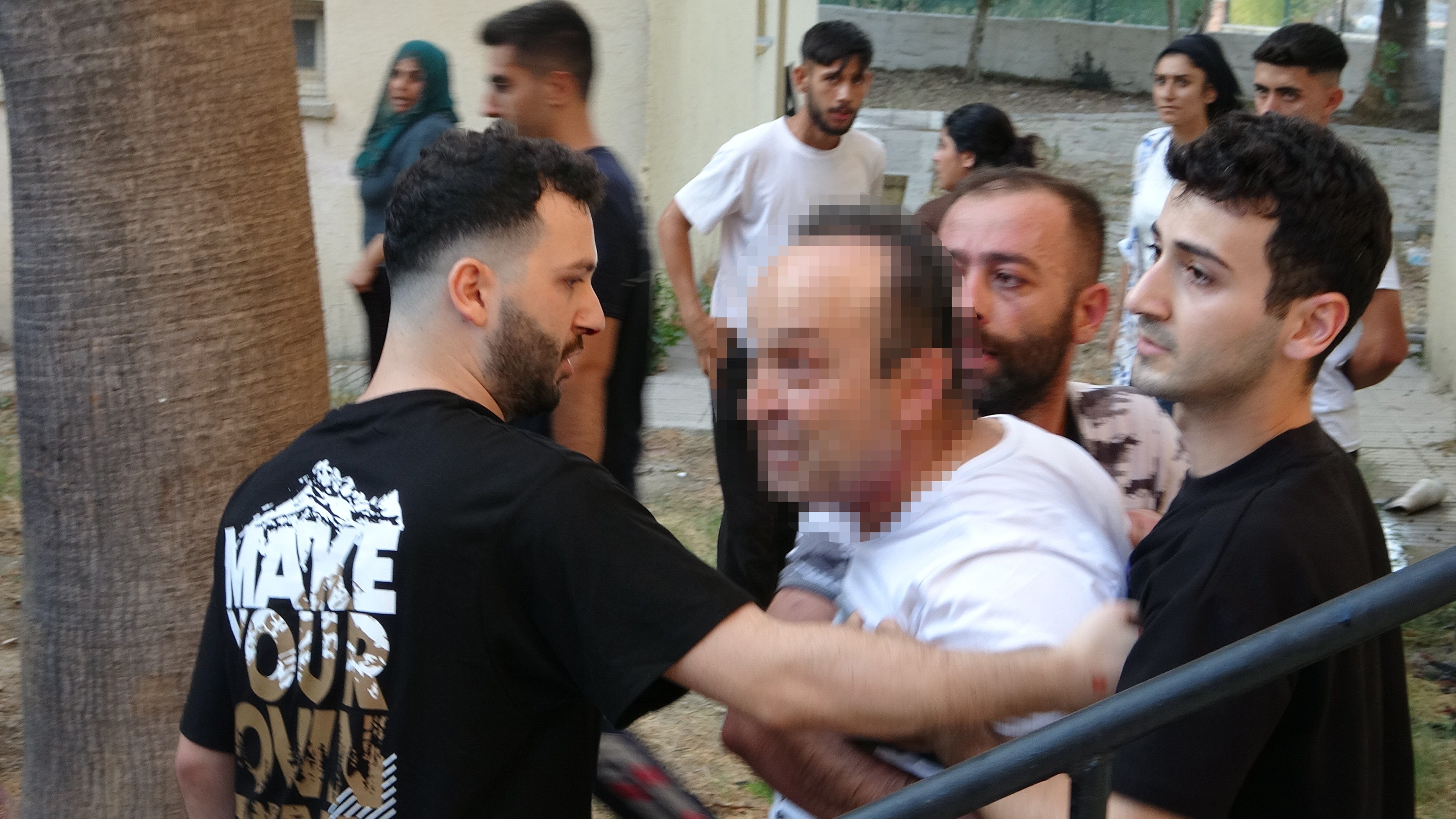 Antalya'da oturduğu apartmanda dehşeti yaşatan kişiyi polis komşularının elinden zor kurtardı