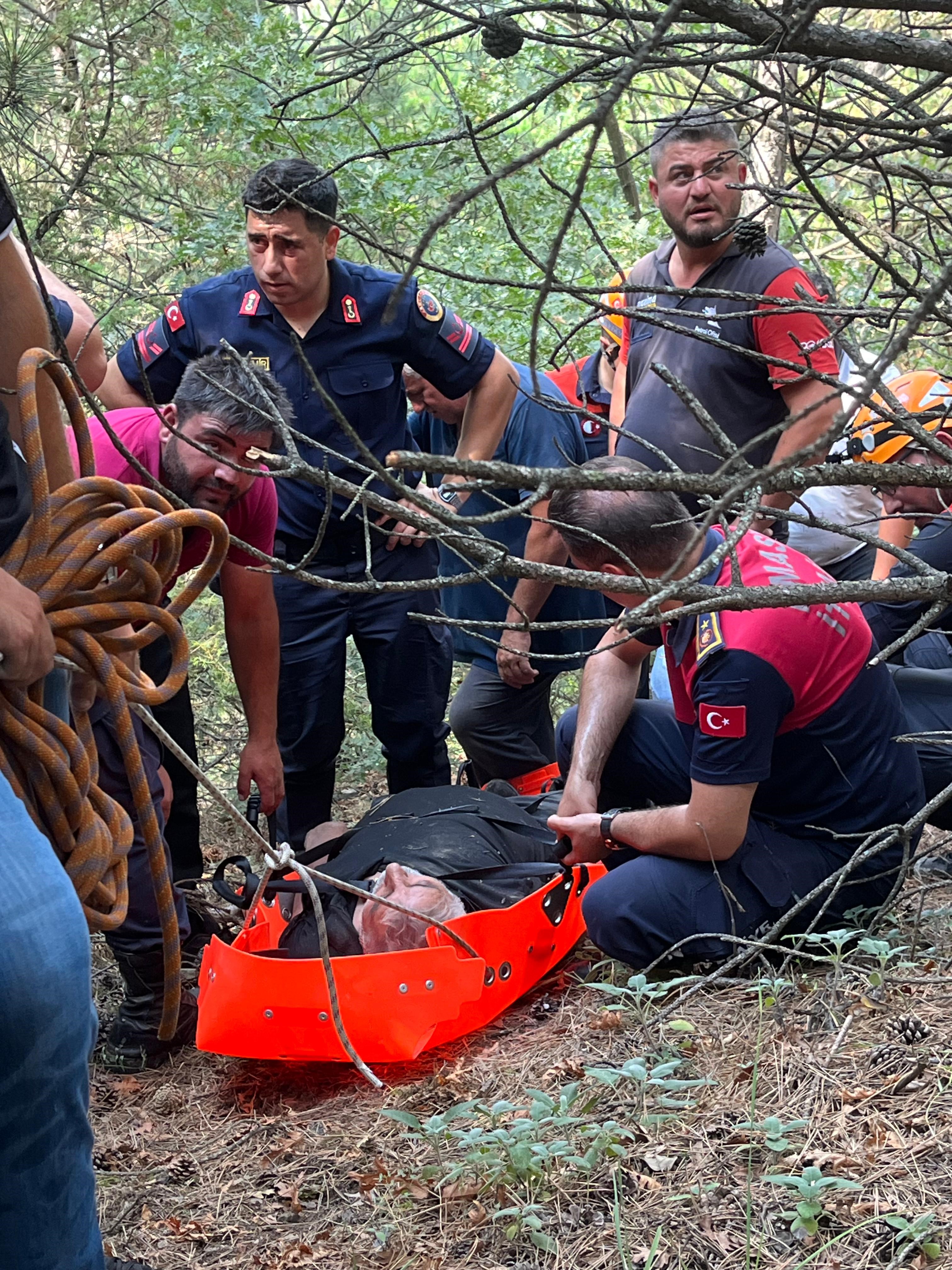 Amasya'da uçurumdan düşen yaşlı adam bir saat sonra kurtarıldı