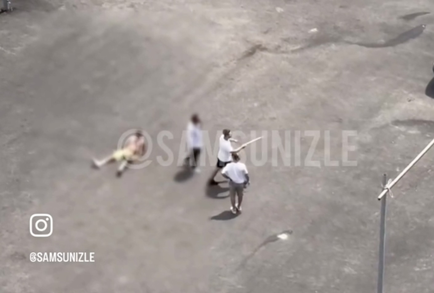 Samsun'da il binasının önünde kendini kesti! Tekme tokat dayak yedi