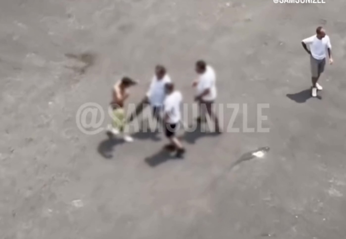 Samsun'da il binasının önünde kendini kesti! Tekme tokat dayak yedi