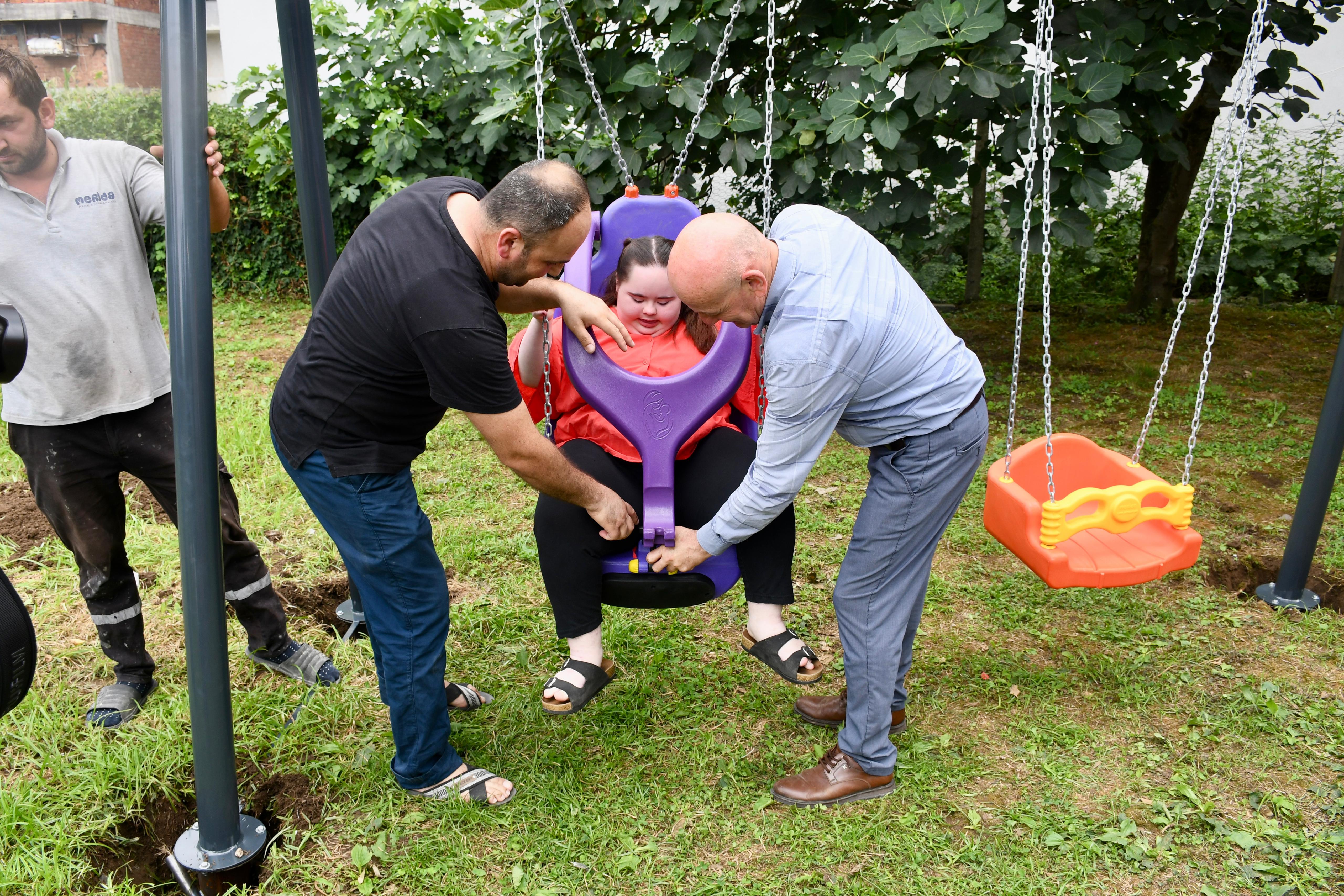 Samsun'da Terme Belediye Başkanı Şenol Kul Down Sendromlu Zeynep'in yüzünü güldürdü