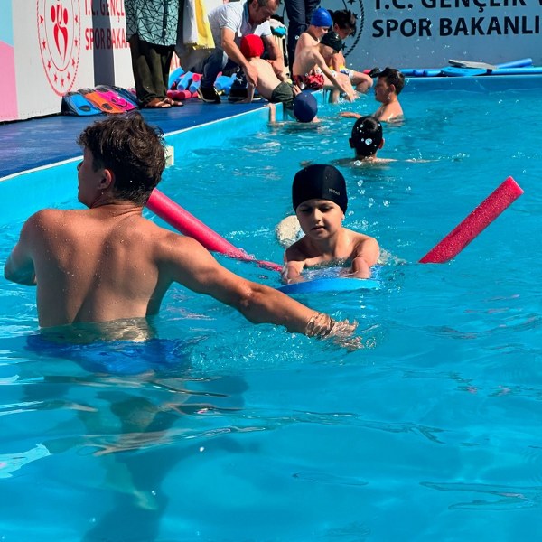 Salıpazarı’nda kulaç kulaç yüzme öğreniyorlar