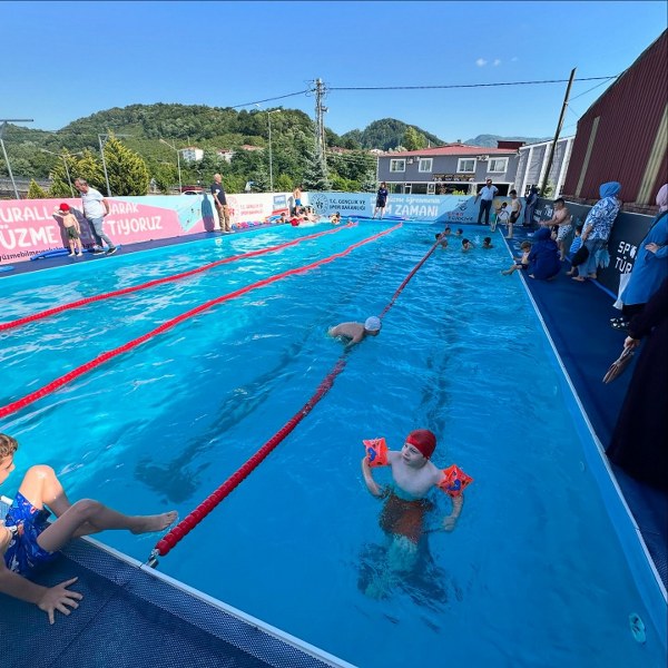 Salıpazarı’nda kulaç kulaç yüzme öğreniyorlar