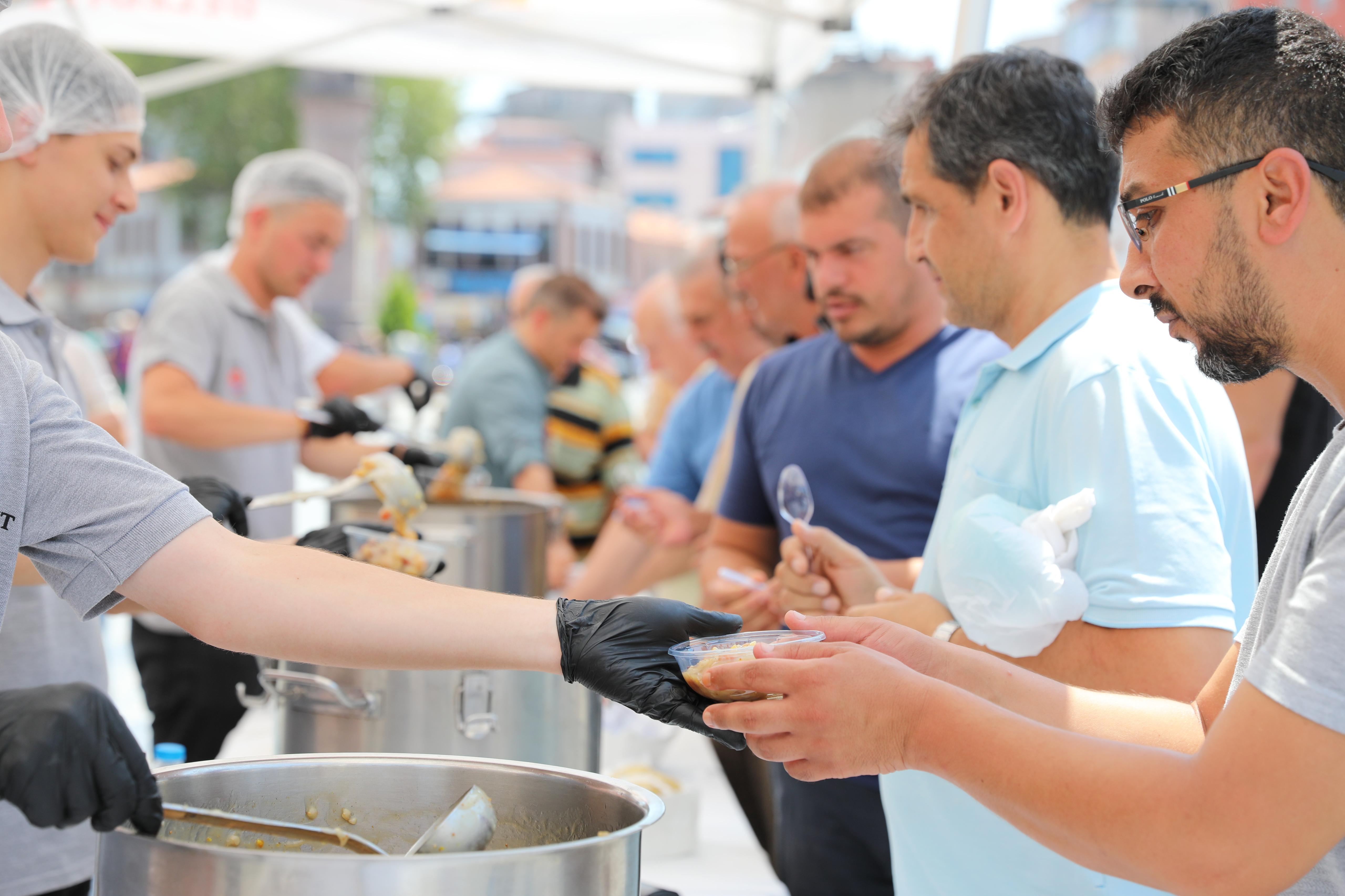 Samsun Büyükşehir Belediyesi'nin aşure ikramına yoğun ilgi