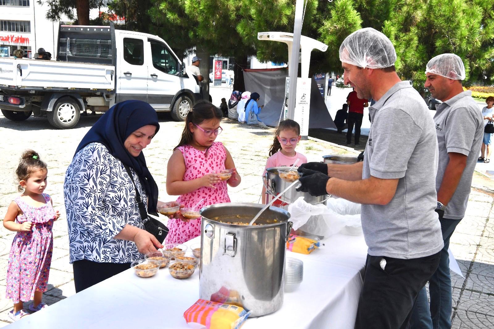 Samsun Büyükşehir Belediyesi'nin aşure ikramına yoğun ilgi