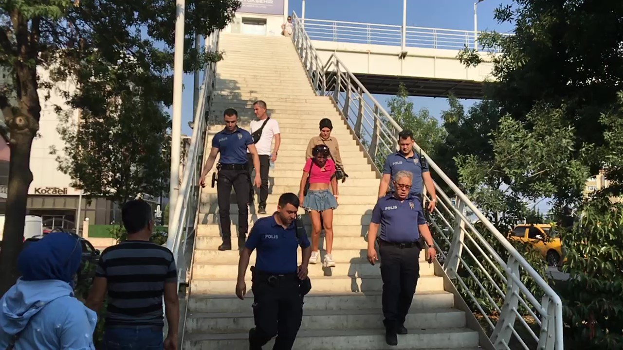 Kocaeli'de bir kadın köprüden atlamaya kalktı