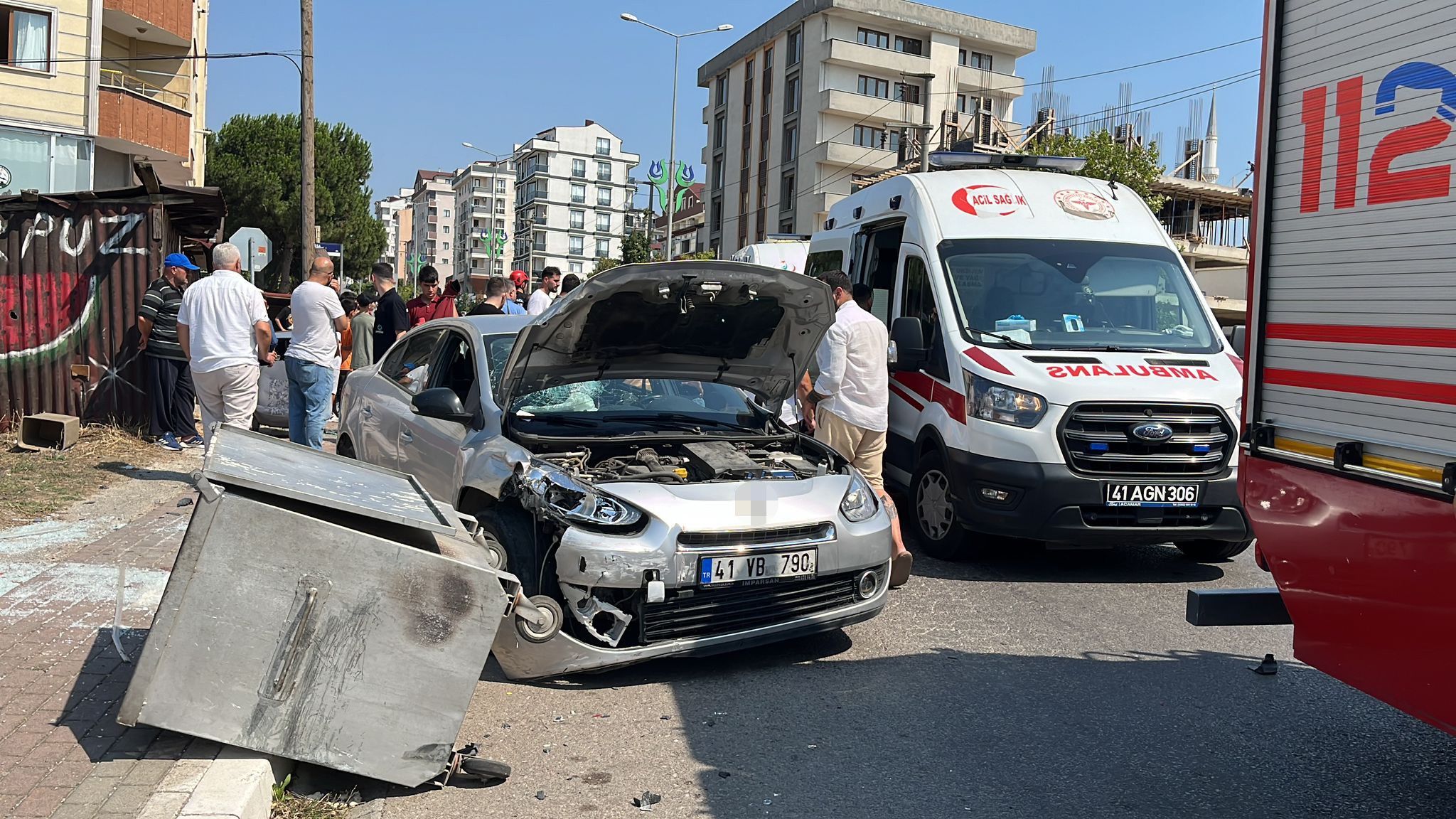 Kocaeli’de akıl almaz kazada 4 kişi yaralandı