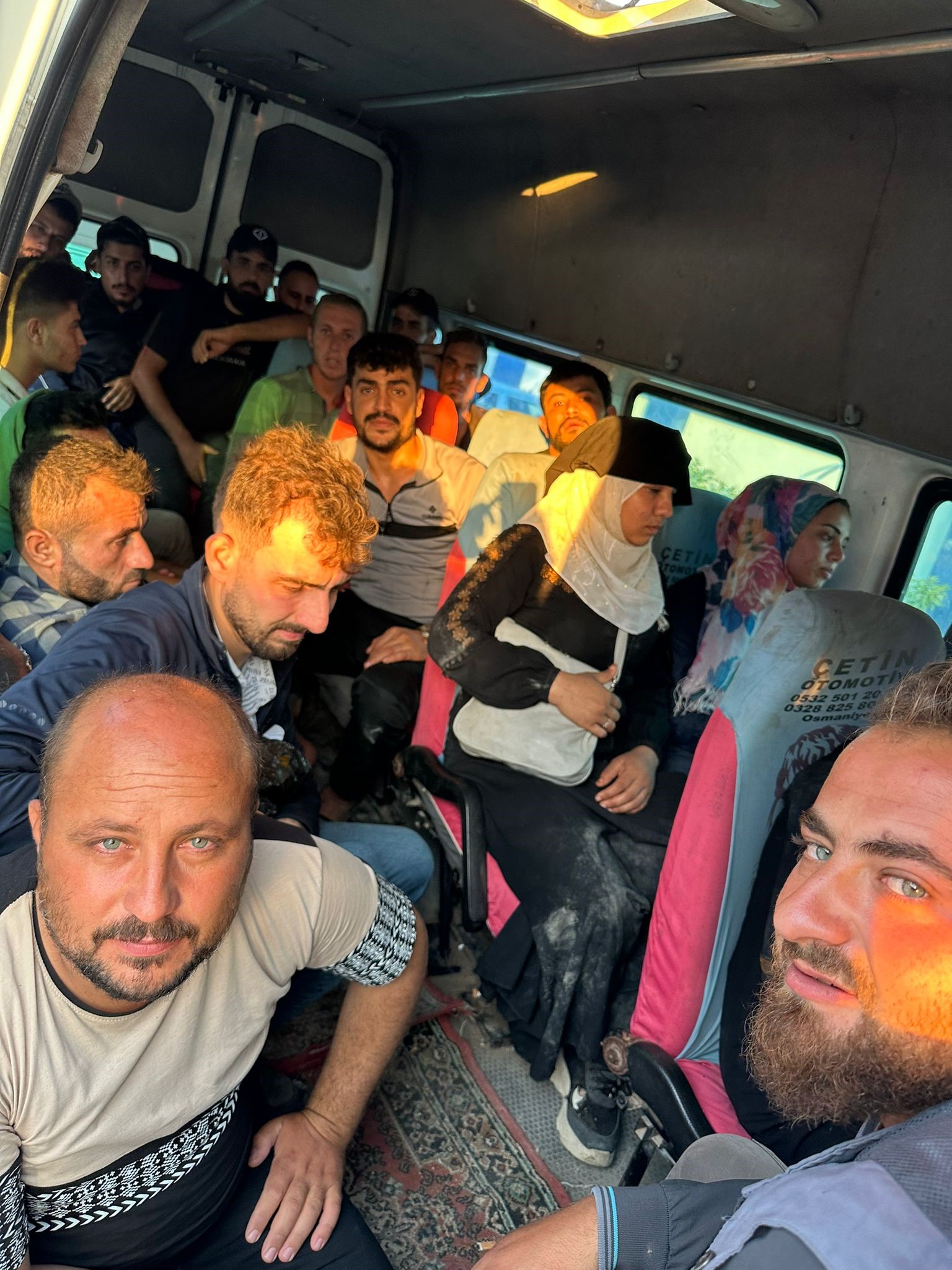  Hatay'da ülkeye kaçak yolla girmeye çalışan göçmenler selfie yapmayı ihmal etmedi