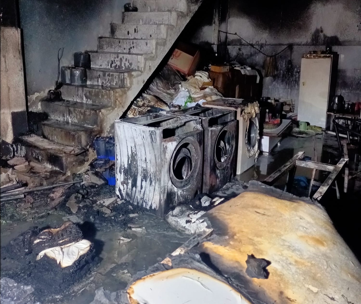 Aydın'da alevler içinde kalan kuru temizleme dükkanı harabeye döndü