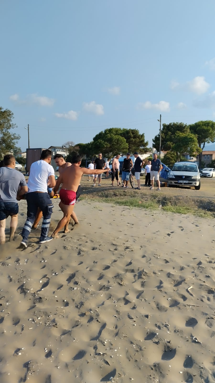 Samsun'da uyarıları dinlemeyen 3 vatandaş boğulma tehlikesi geçirdi