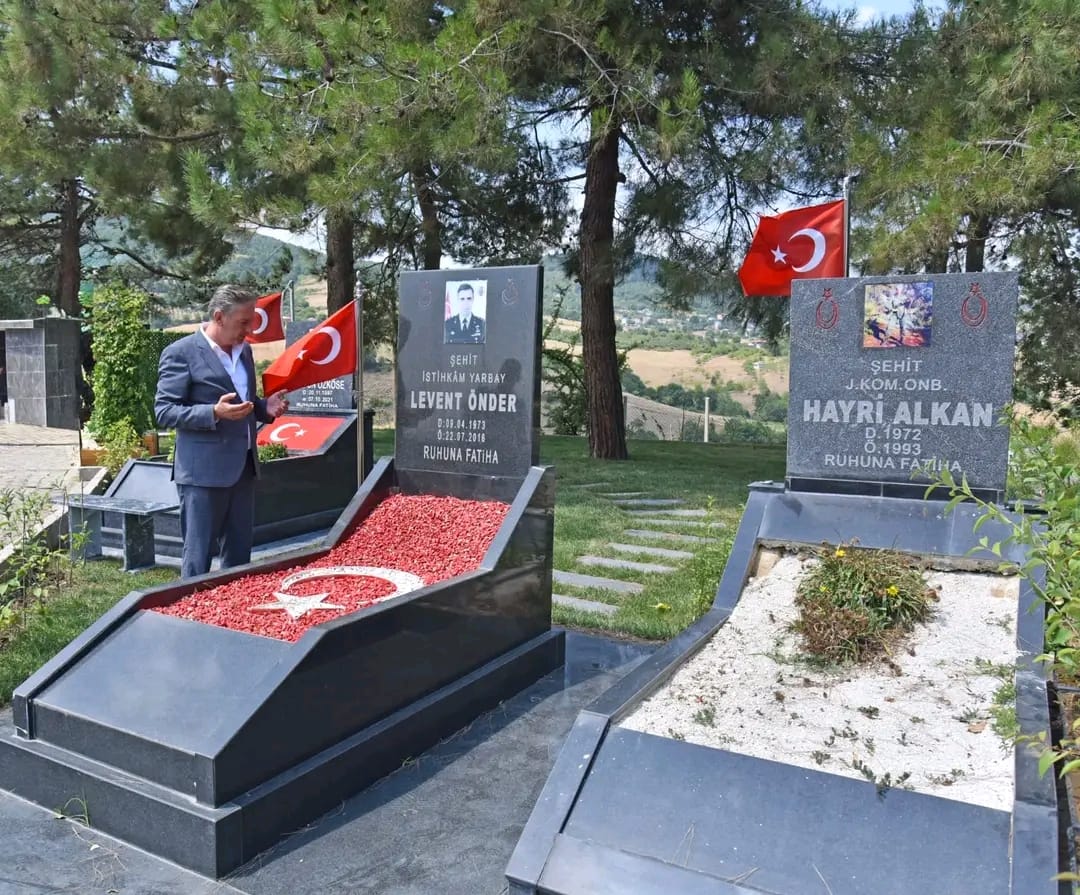 Samsun'da Tekkeköy Belediyesi şehitliğin bakımını yaptı