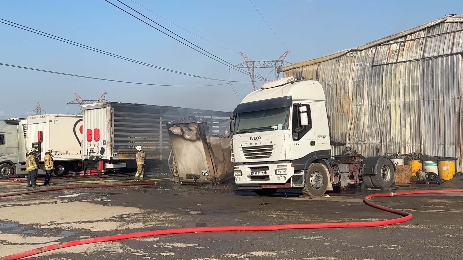 İstanbul Ataşehir'de tır dorselerinde çıkan yangın korkuttu