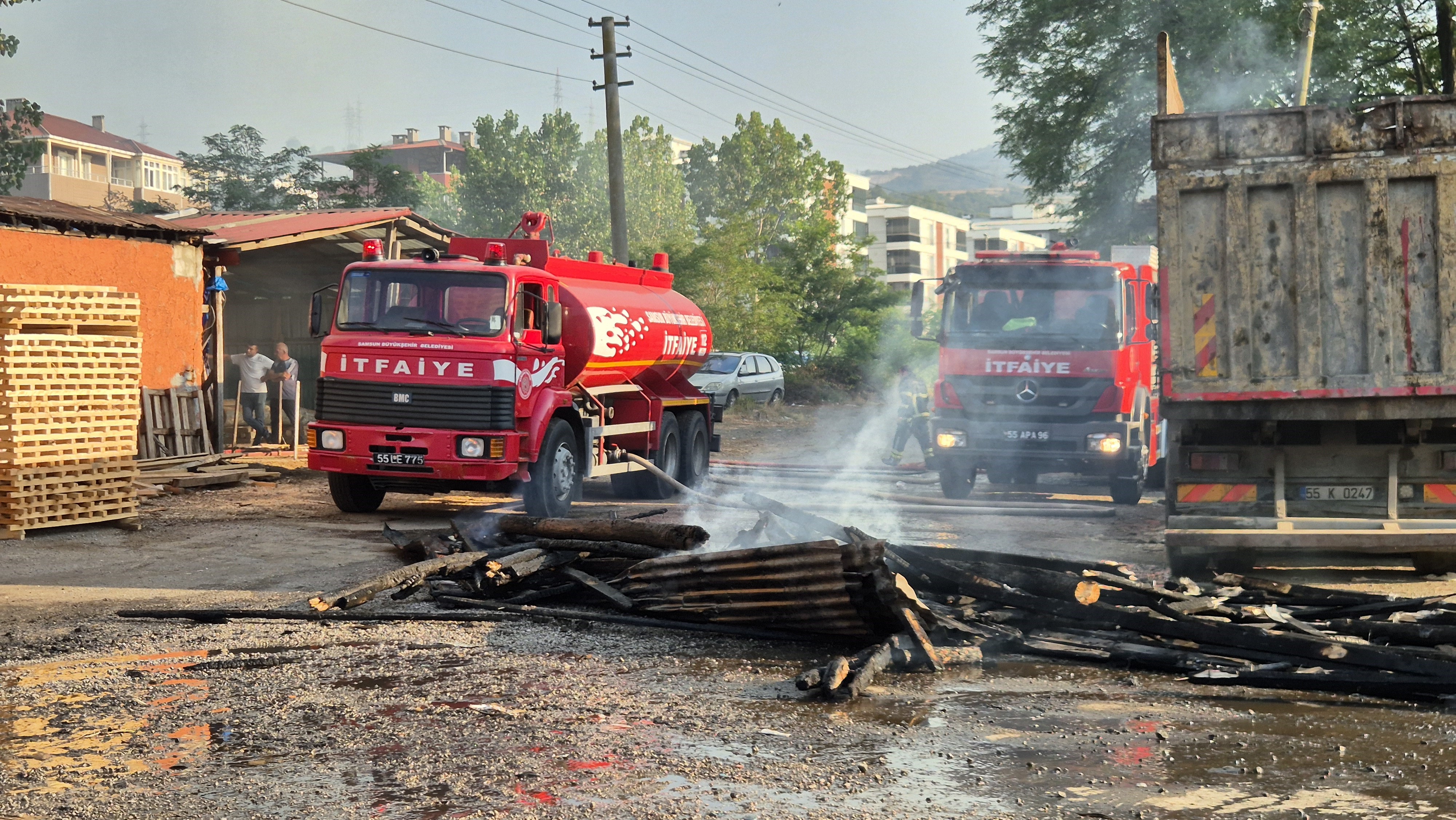 Samsun'da kereste fabrikası yanarak kül oldu