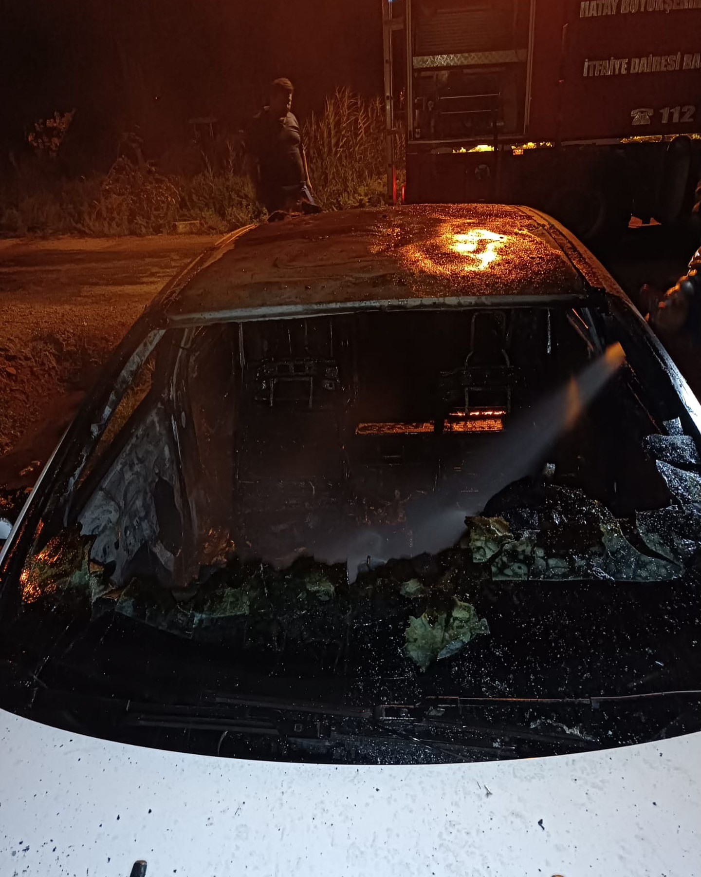 Hatay'ın Reyhanlı İlçesi'nde park halindeki otomobil alev aldı