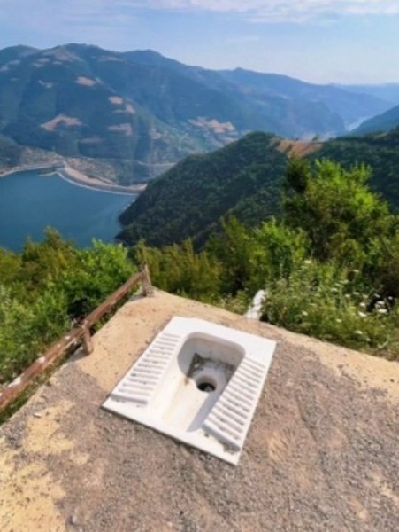 Samsun'da Bafra'da bu tuvaleti gören şaşkına döndü! Baraj manzaralı tuvalet