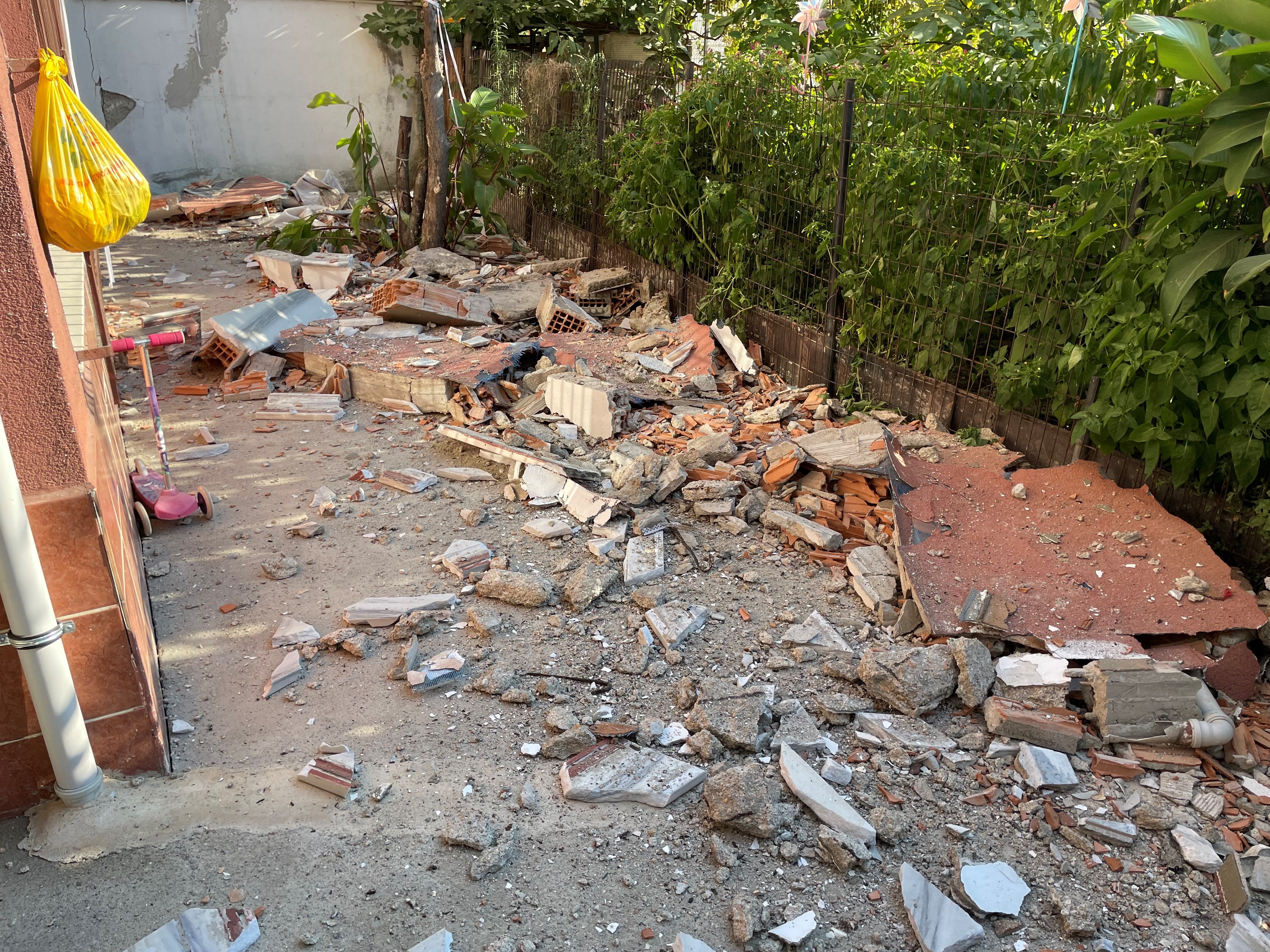 İstanbul Bayrampaşa'da bir binada balkon çöktü! Faciadan kıl payı dönüldü