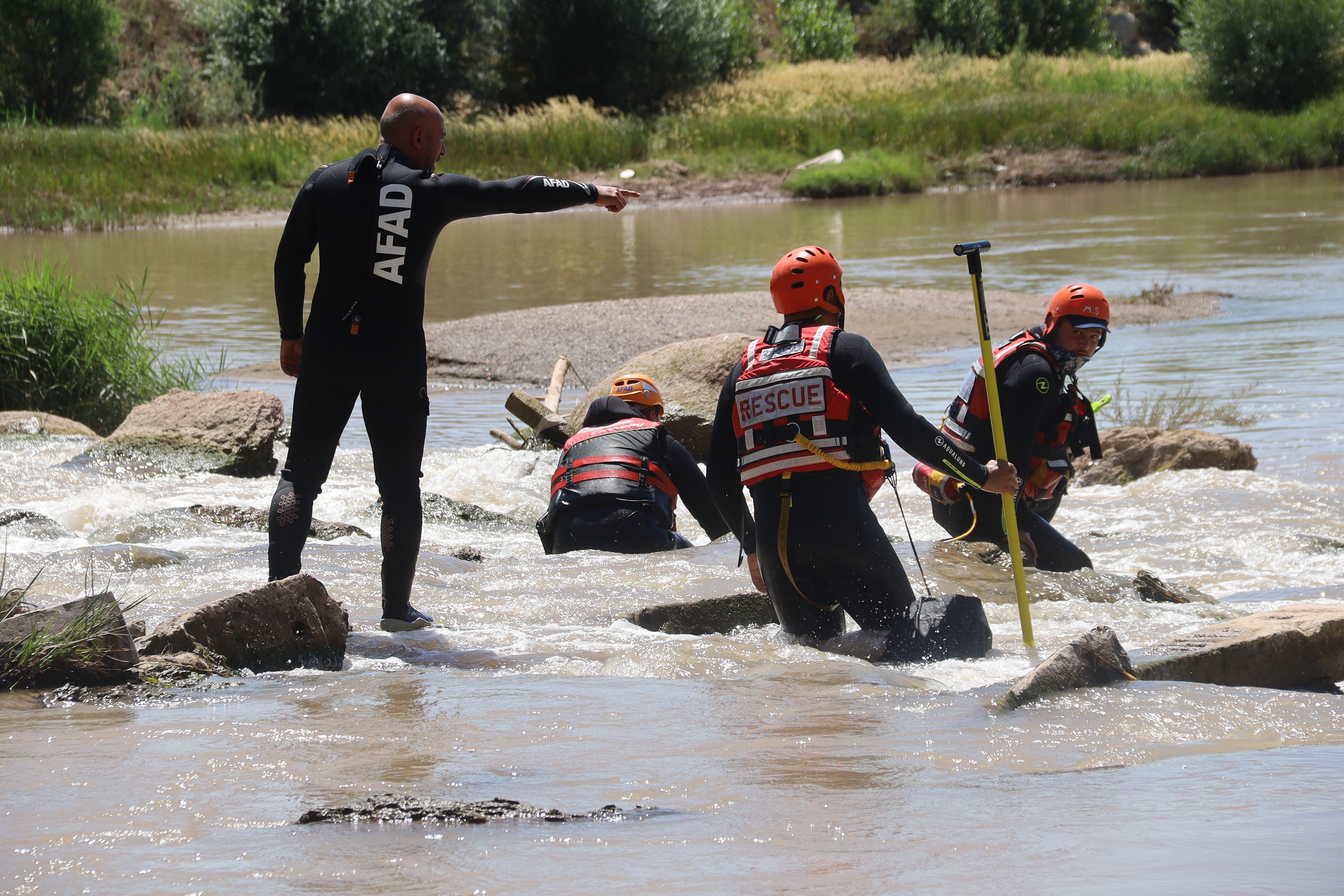 Sivas'ta Kızılırmak'a düşen araç paniğe neden oldu! İşin aslı sonradan anlaşıldı