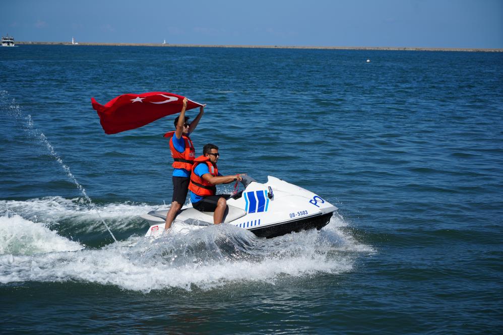 Samsun'da gemiden denize düşen 2 kişiyi kurtarma operasyonu