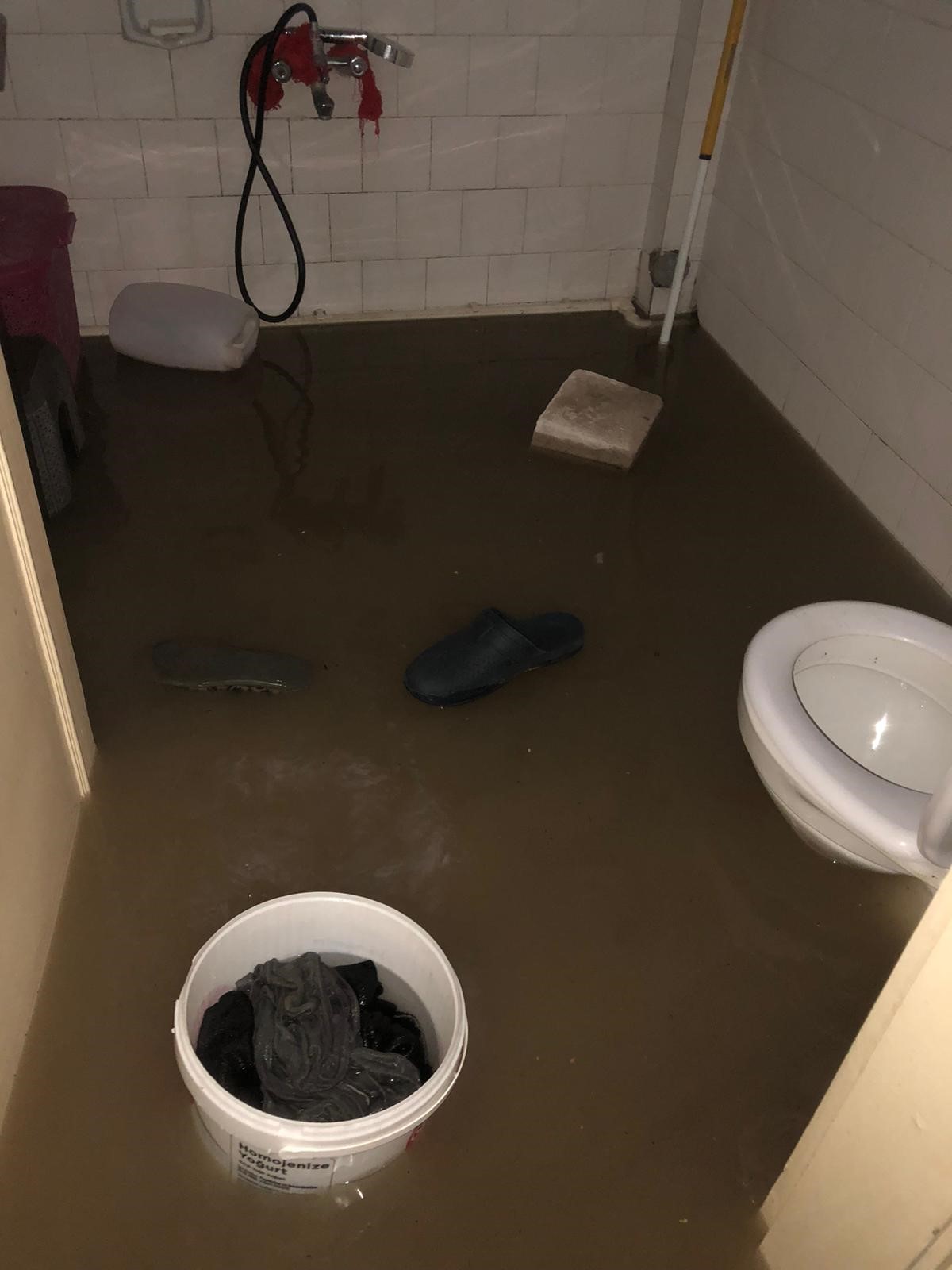 Karaman'da şiddetli yağışta evlerine su basan aile mahsur kaldı