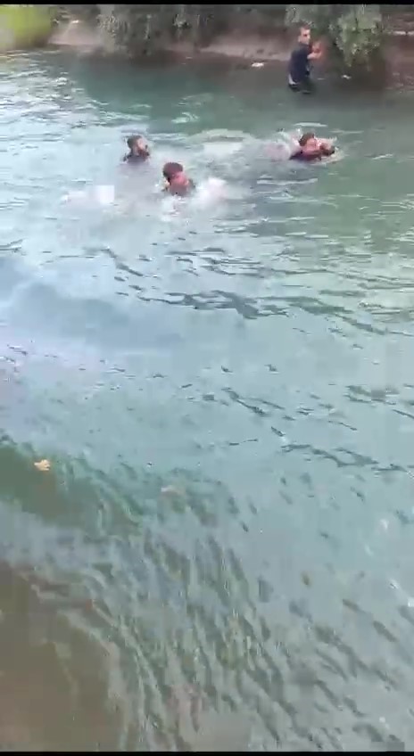 Adana'da sulama kanalına uçan araçta bulunan 6 kişi korku dolu anlar yaşadı