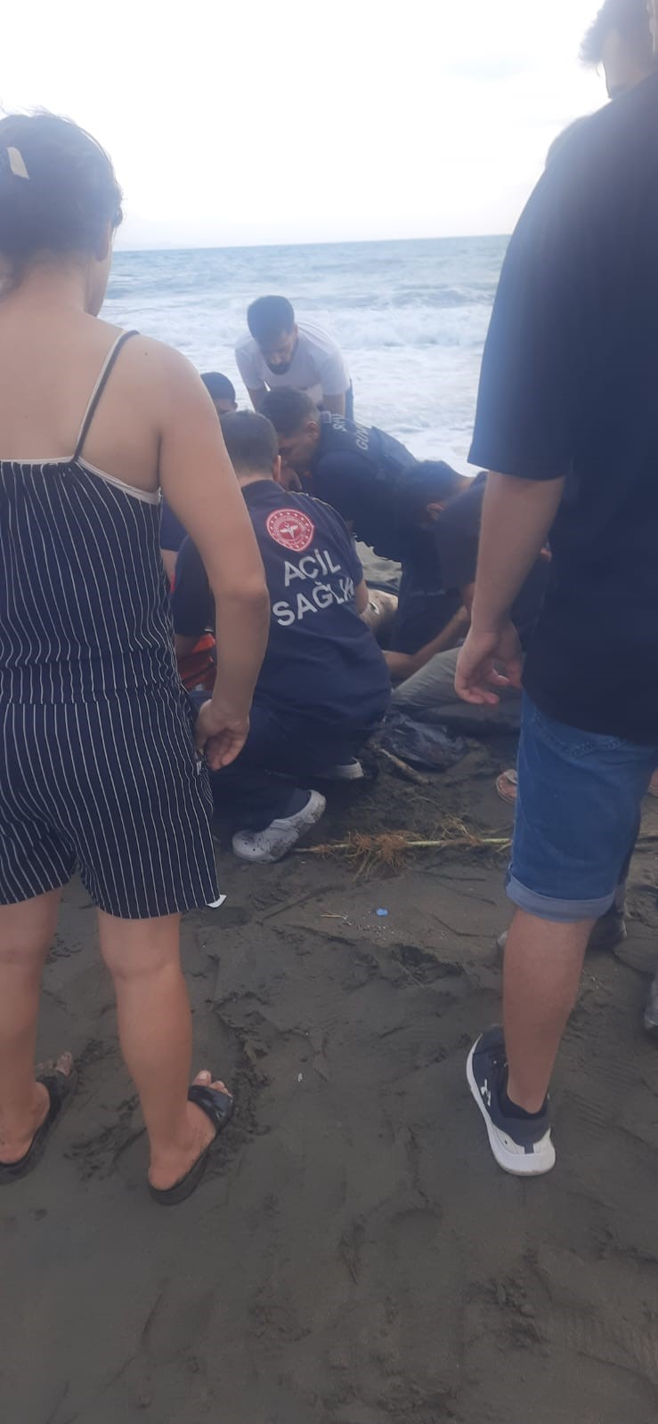 Hatay'ın Samandağ ilçesinde denizde boğulma tehlikesi geçiren kişi hastanede öldü