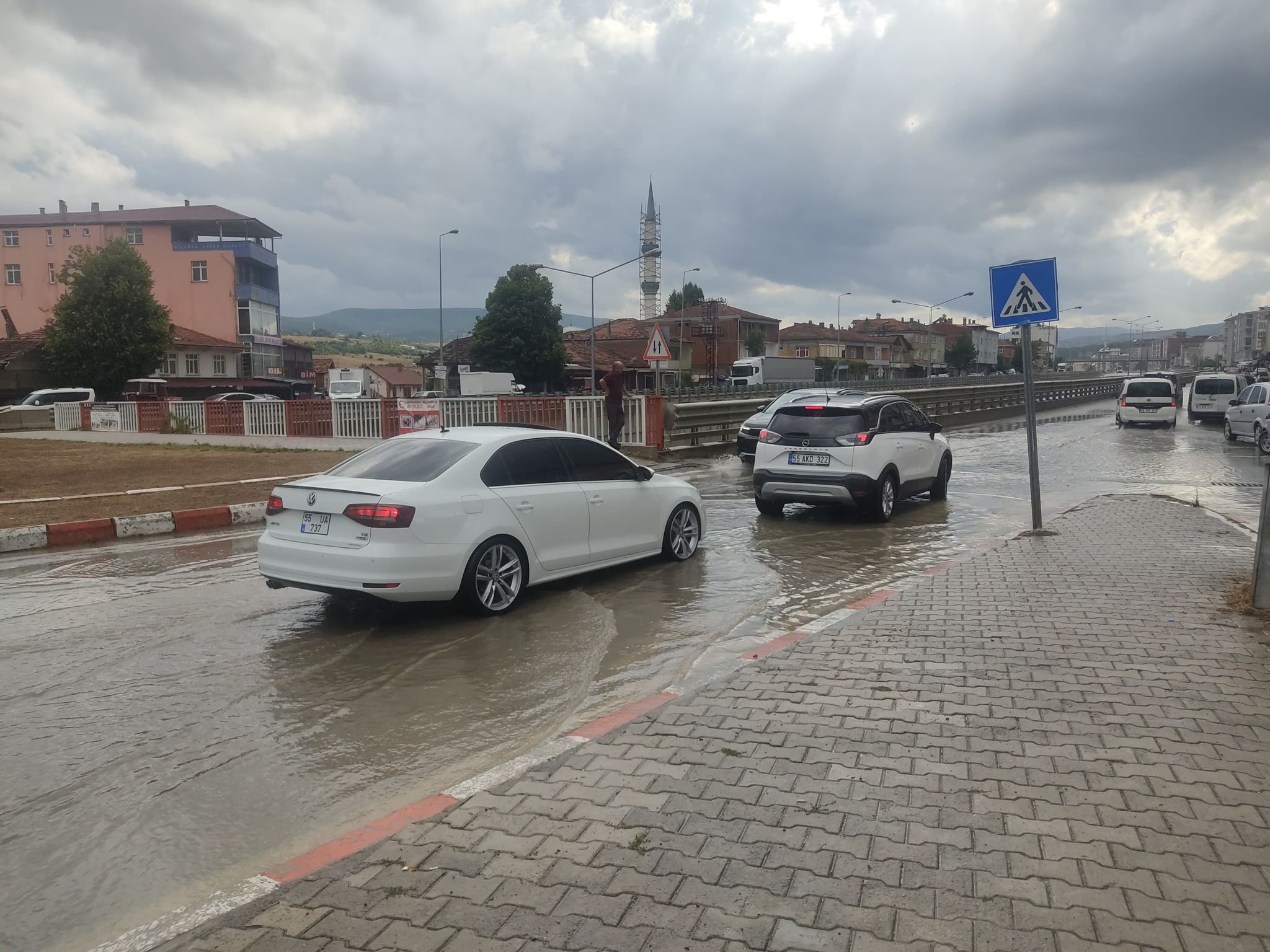 Samsun'un Kavak ilçesinde sağanak yağış vatandaşlara zor anlar yaşattı