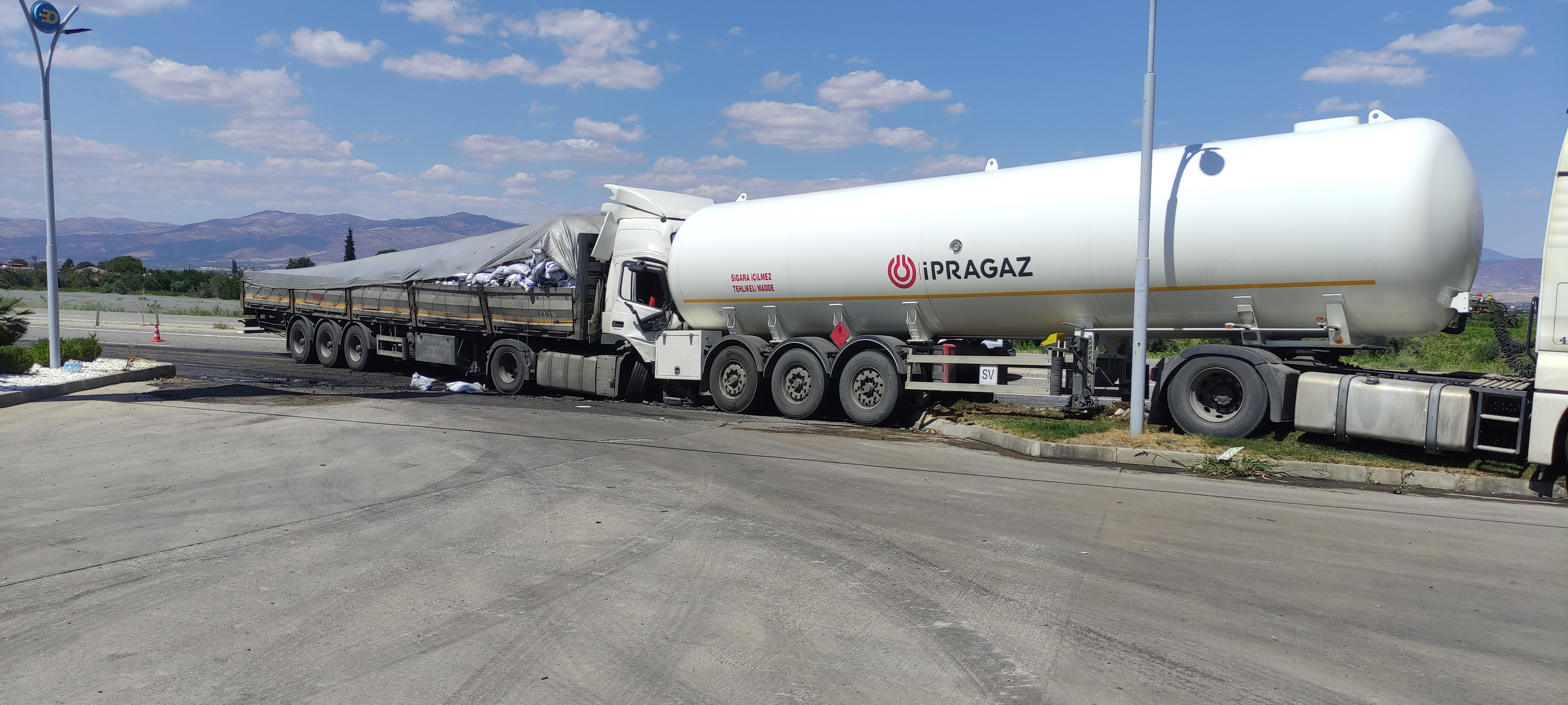 Manisa'nın Alaşehir ilçesinde kömür yüklü tır LPG tankerine çarptı