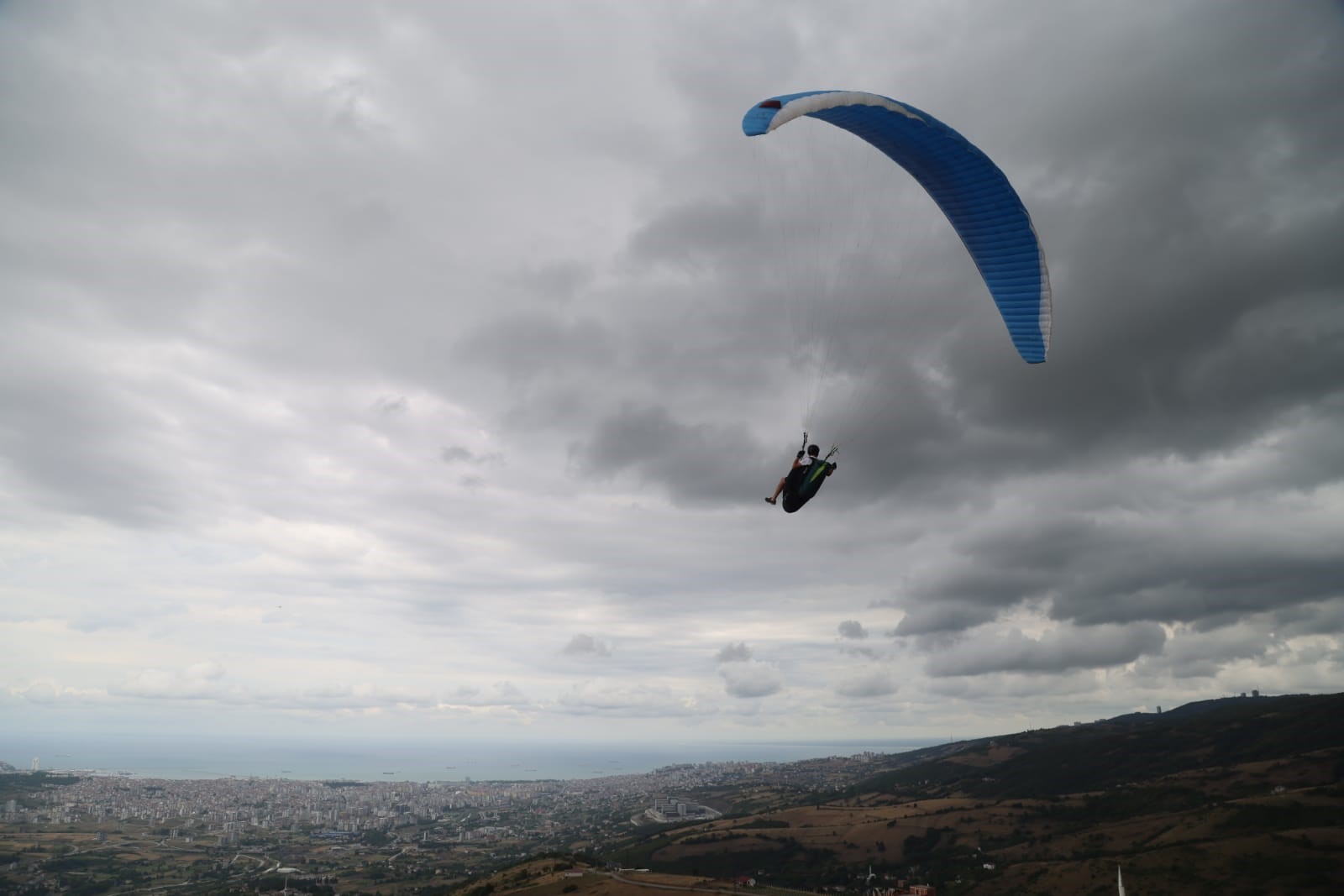 Samsun'un Canik ilçesinde yamaç paraşütü yarışmasında 18 farklı şehirden 45 sporcu yarıştı