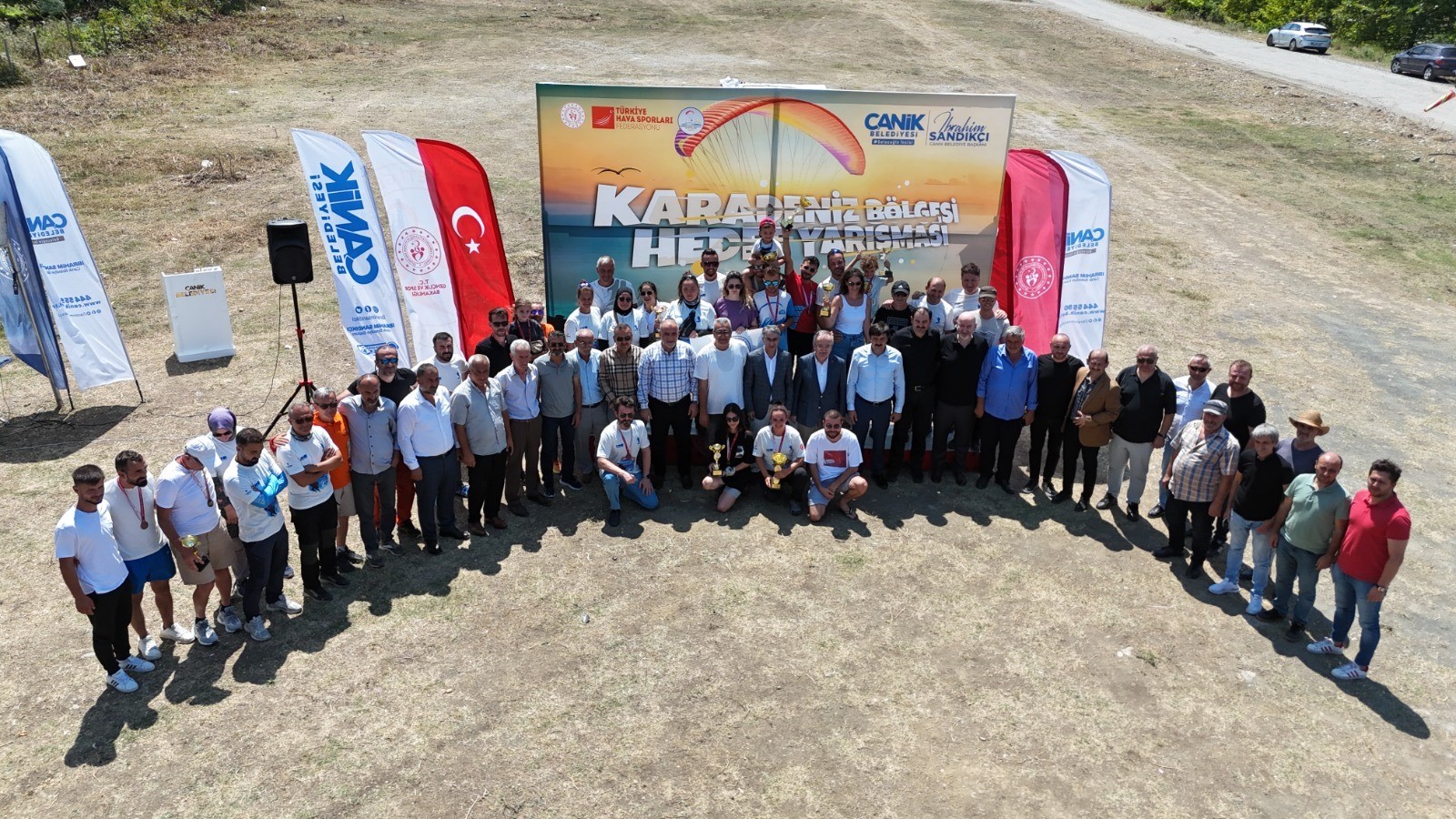 Samsun'un Canik ilçesinde yamaç paraşütü yarışmasında 18 farklı şehirden 45 sporcu yarıştı
