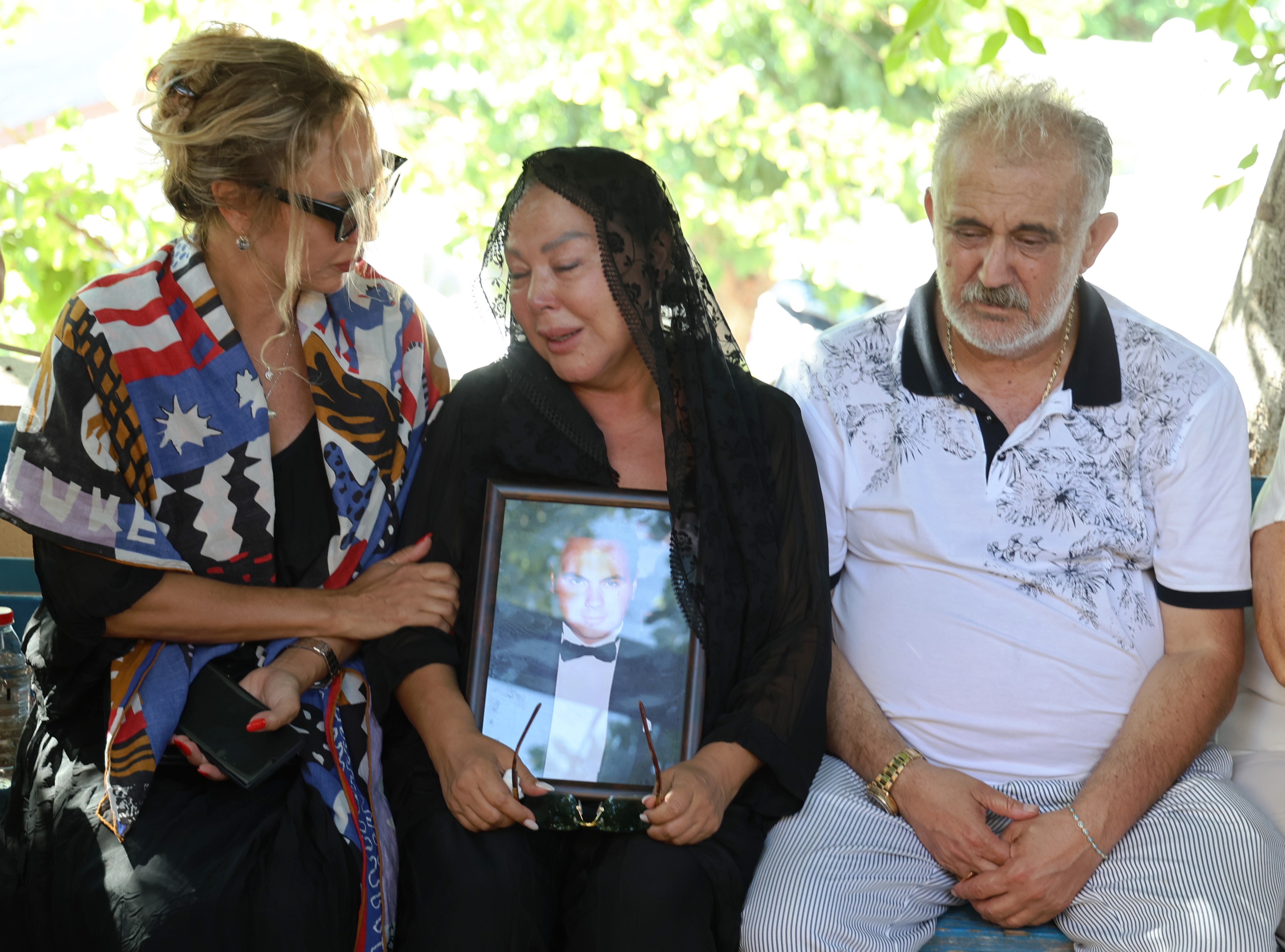 Şarkıcı Safiye Soyman'ın 52 yaşındaki oğlu Harun Akaröz son yolculuğuna uğurlandı