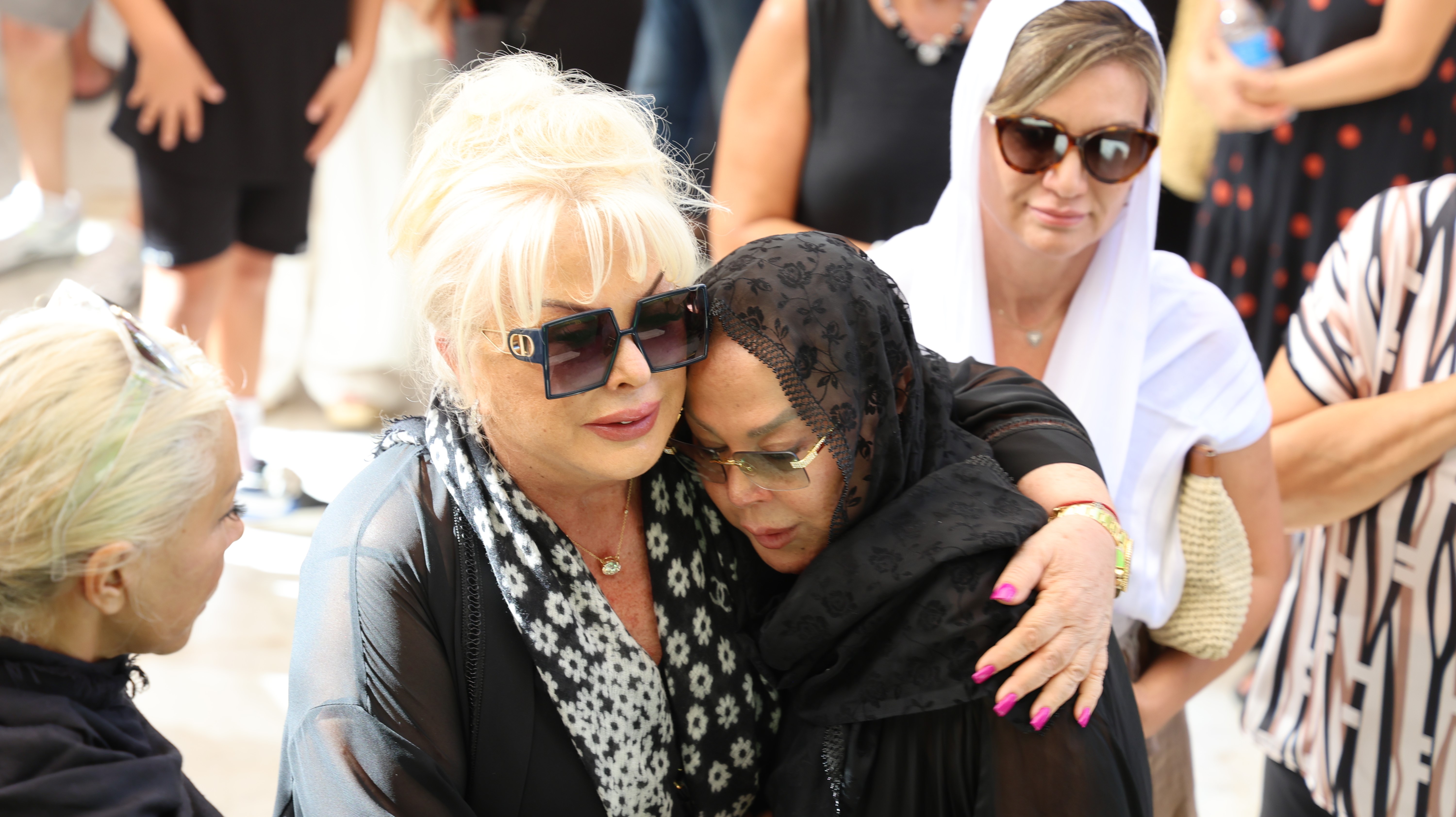 Şarkıcı Safiye Soyman'ın 52 yaşındaki oğlu Harun Akaröz son yolculuğuna uğurlandı