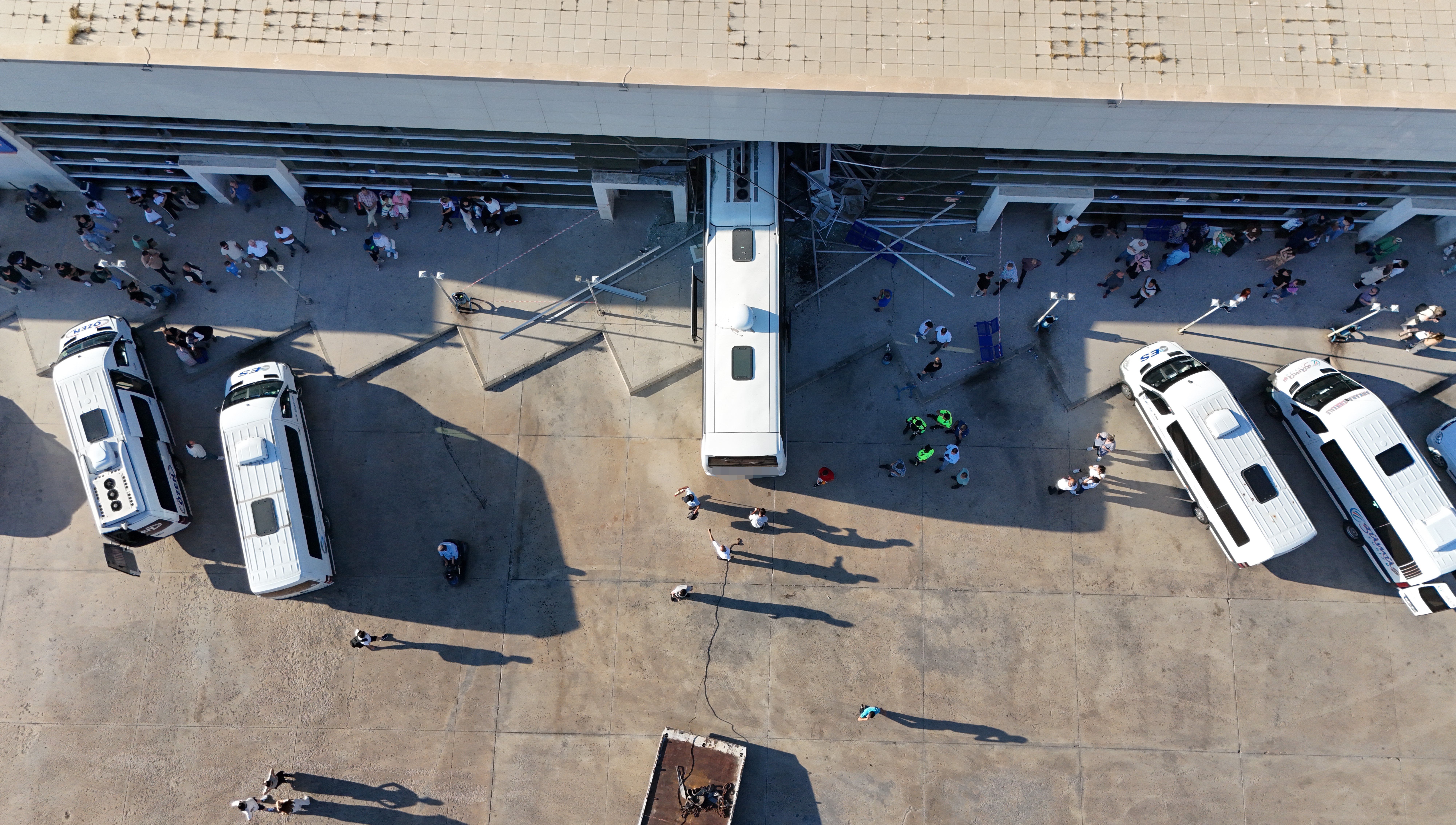 Kırıkkale'de park halindeki otobüs otogar binasına dalınca korku dolu anlar yaşandı