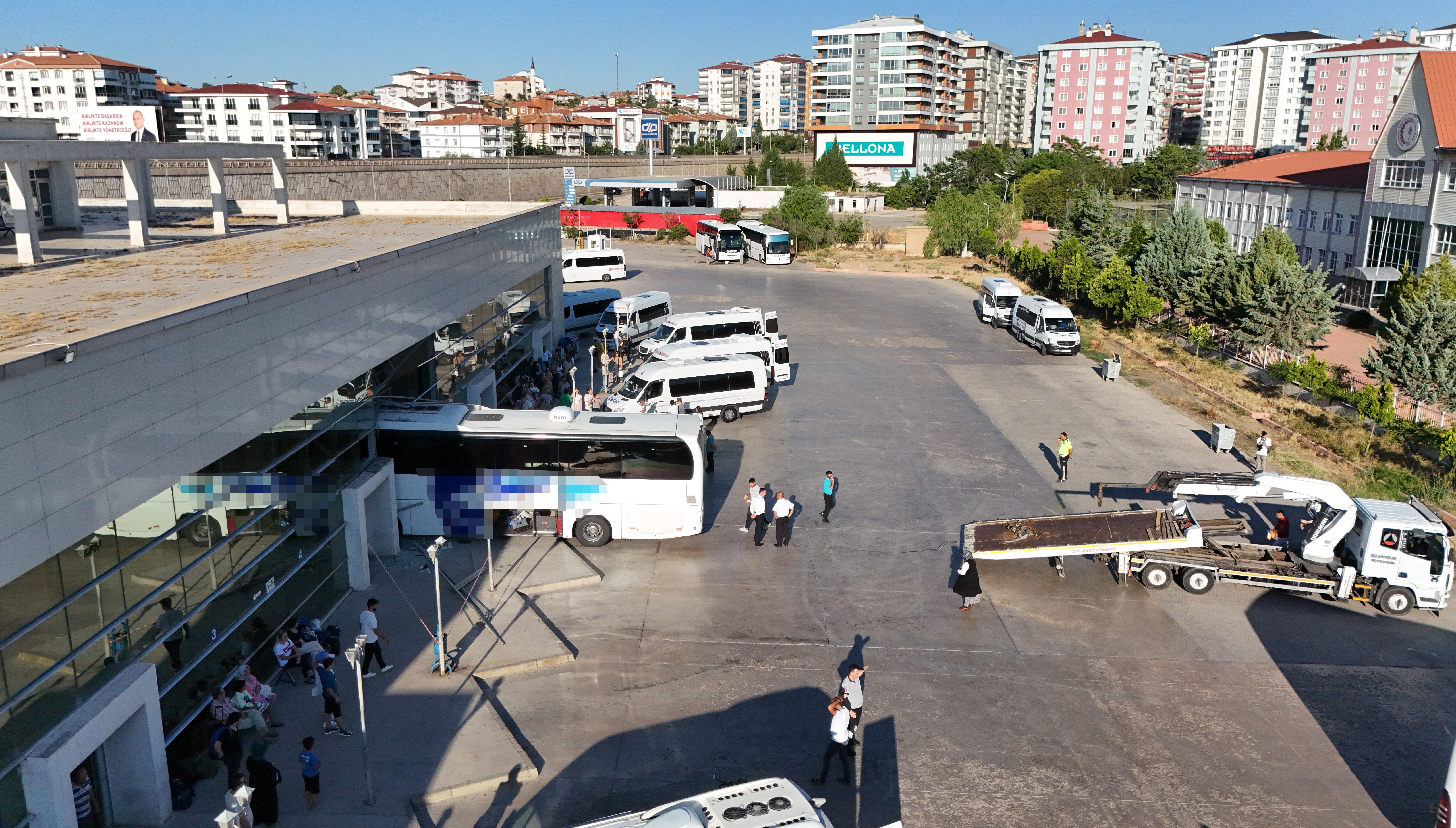 Kırıkkale'de park halindeki otobüs otogar binasına dalınca korku dolu anlar yaşandı