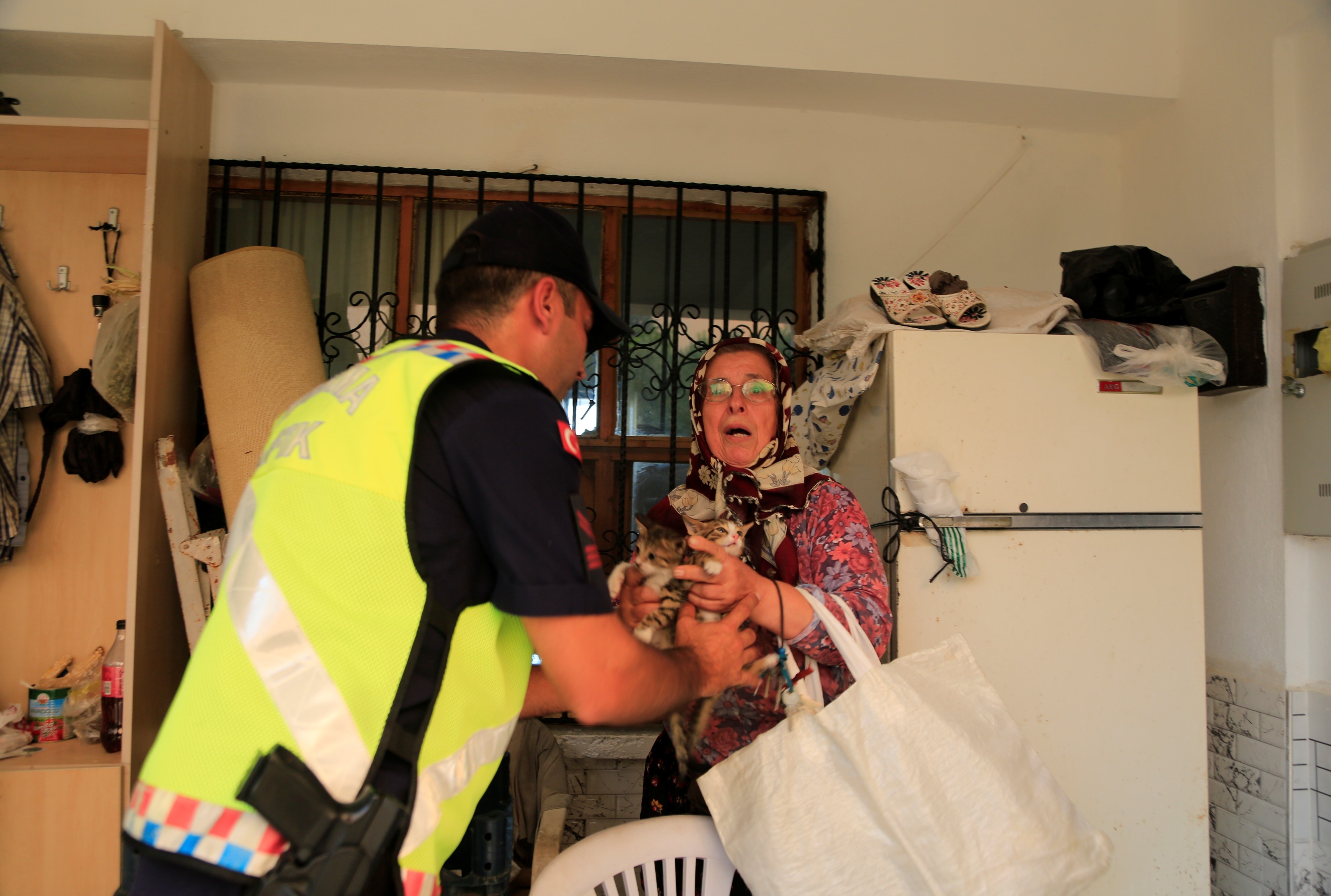 Antalya'nın Serik ilçesindeki orman yangını yerleşim yerlerine de sıçradı