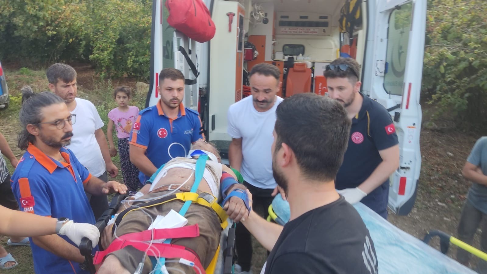 Düzce’nin Cumayeri ilçesinde fındık bahçesinde tırpan yapan M.K. kendini bir anda uçurumda buldu