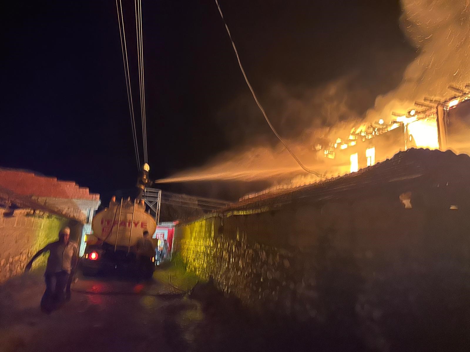 Kastamonu'nun Taşköprü ilçesinde ahşap ev alevlere teslim oldu