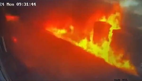 Gaziantep'te boya fabrikasında çıkan yangında boya ve tinerler alev topu gibi sokağa taştı