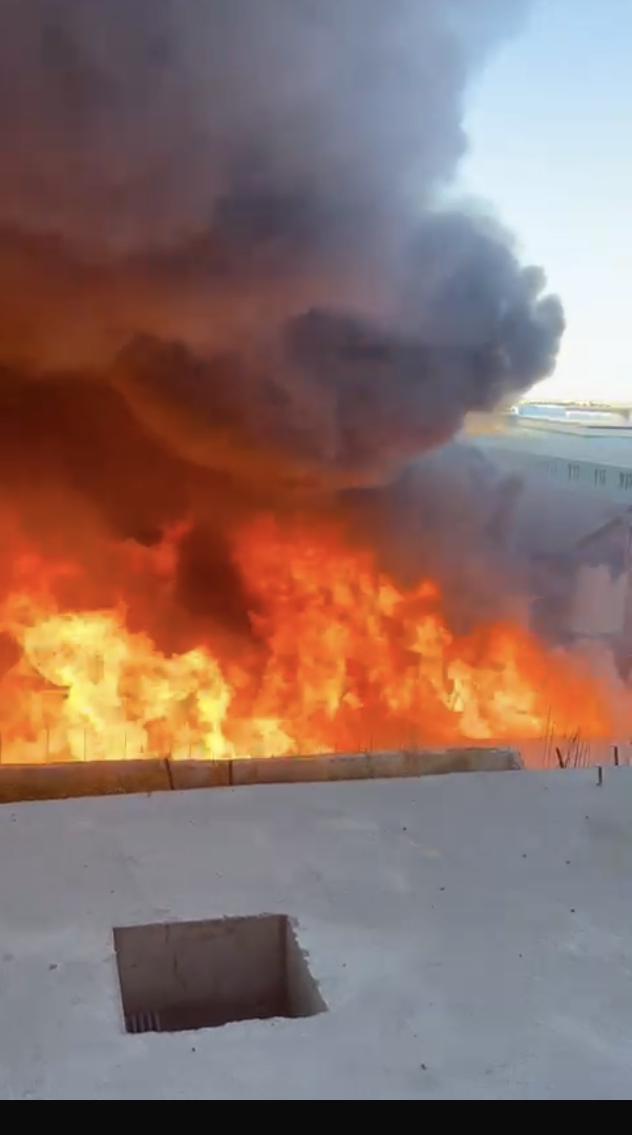 Tekirdağ'ın Hayrabolu ilçesinde kimya fabrikasında çıkan yangın diğer fabrikaları da tehdit ediyor