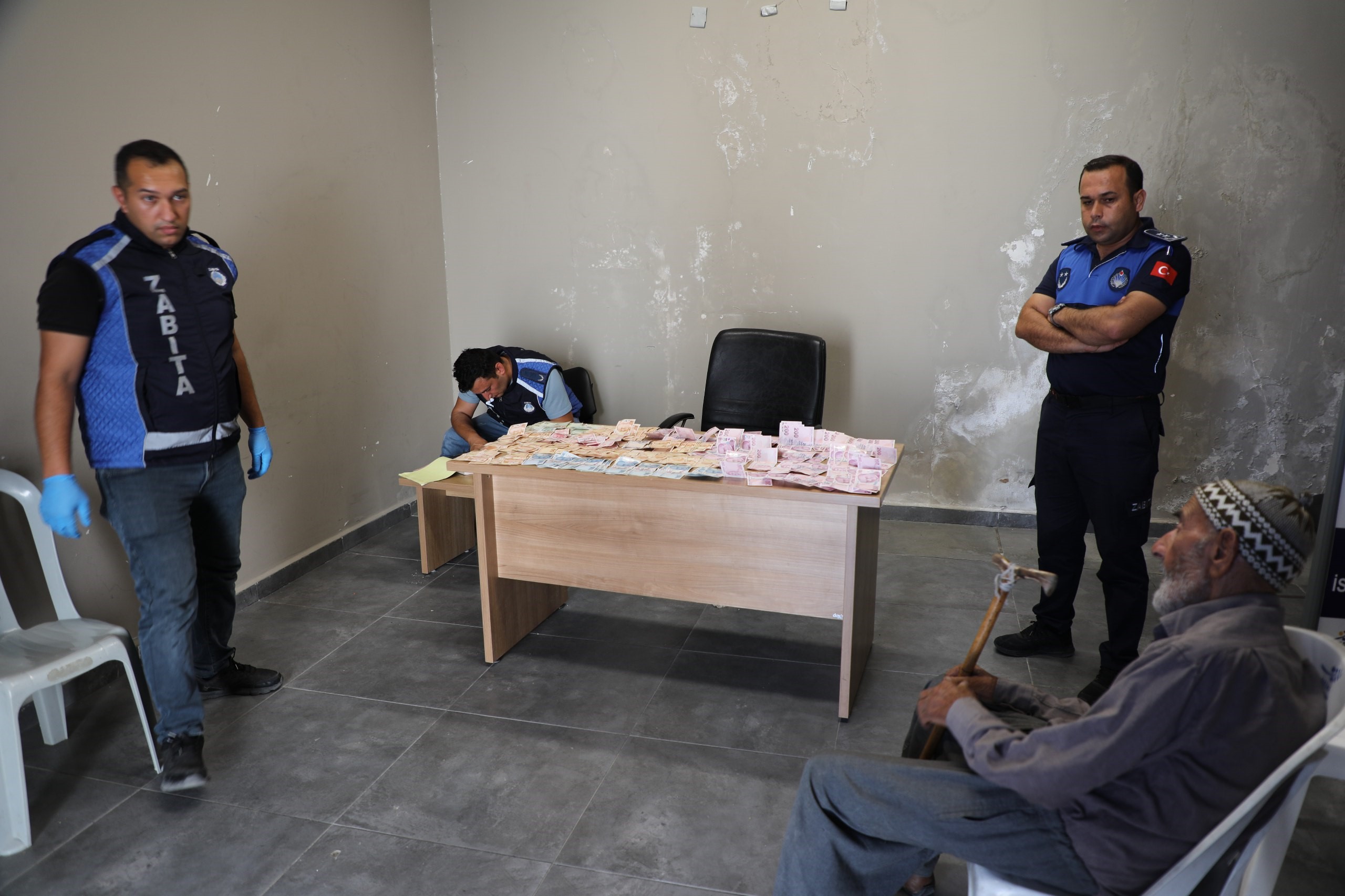 Hatay’da, yaşlı dilencinin üzerinden çıkan 19 bin 765 TL yok artık dedirtti.