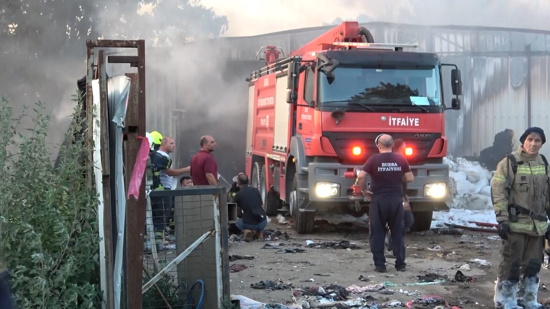 Bursa’nın Yıldırım ilçesind geri dönüşüm fabrikası alevlere teslim oldu